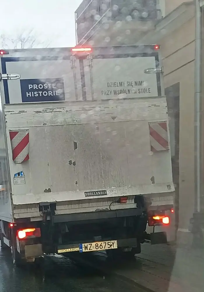 Kretyn wyjeżdża tyłem na ulicę z pomiędzy budynków w ciemno. Kompletnie nic nie widzi, ale jedzie. A mógł przy zawracaniu wjechać tyłem między budynki i wyjechać przodem widząc wszystko jak na dłoni. Do tego parkuje na chodniku.