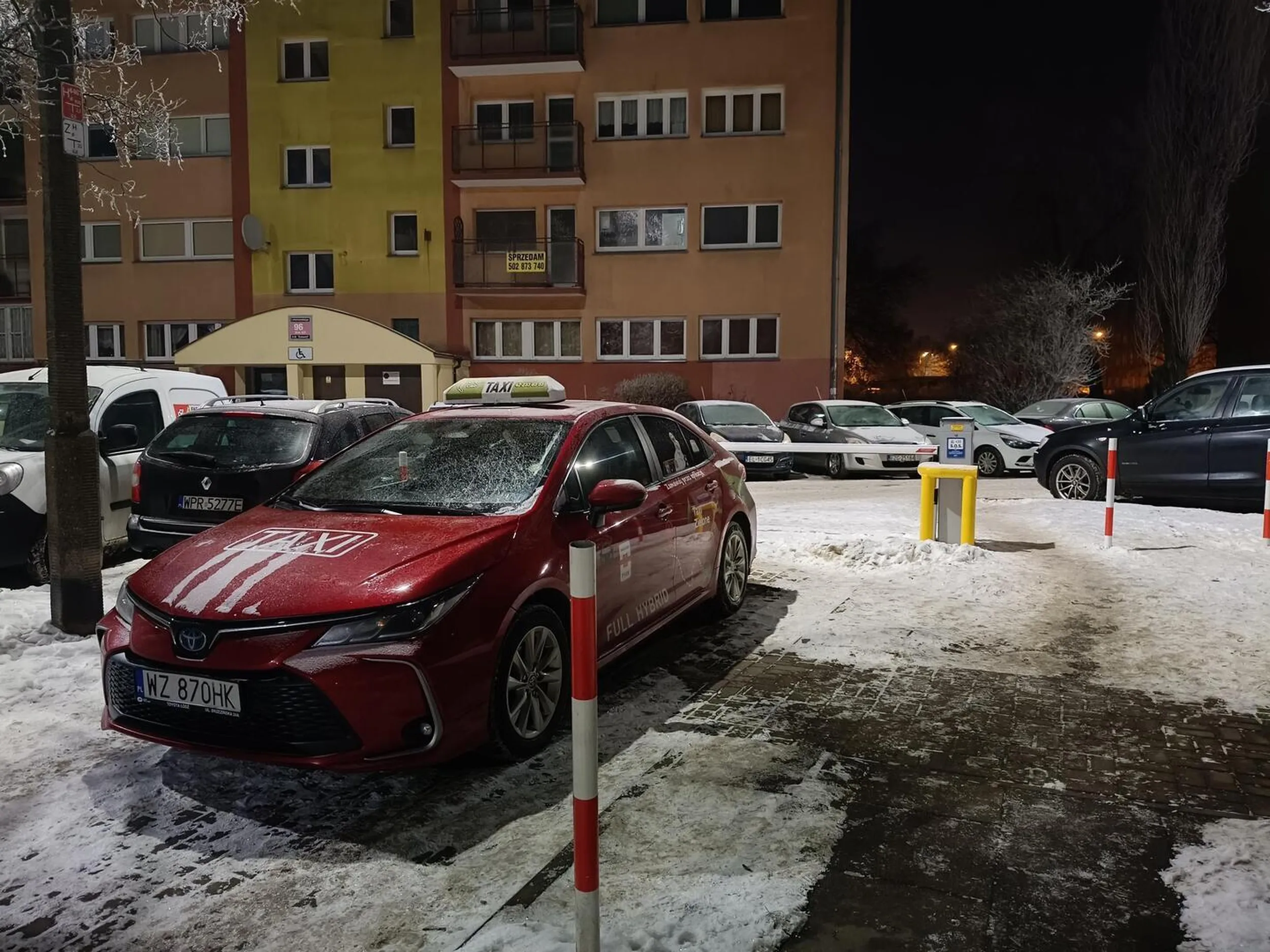 Blokuje ruch i uniemożliwia wjazd na teren służbą i mieszkańcom.