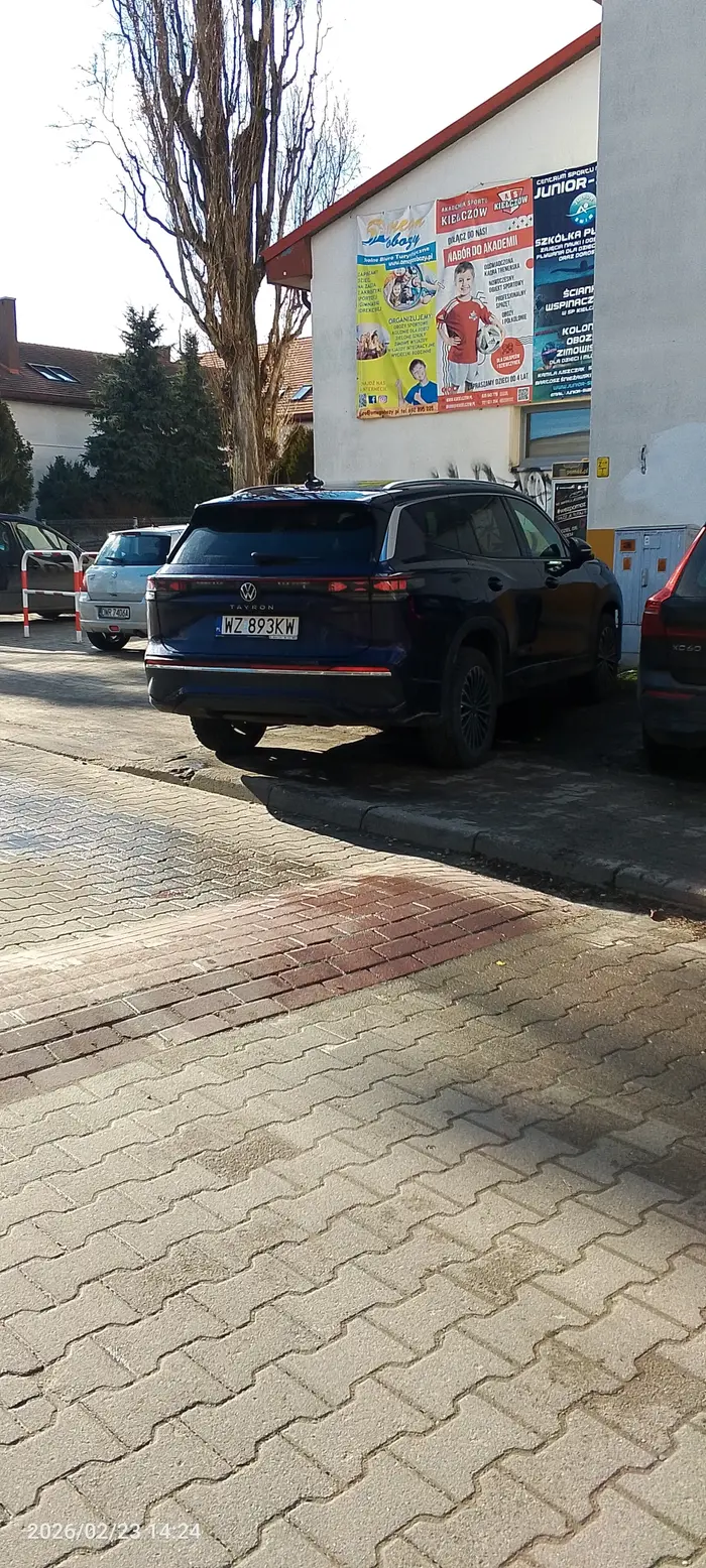 Pan lub pani zatorował(a) chodnik trzeba było iść ulicą a samochód wystawał też na ulicę.