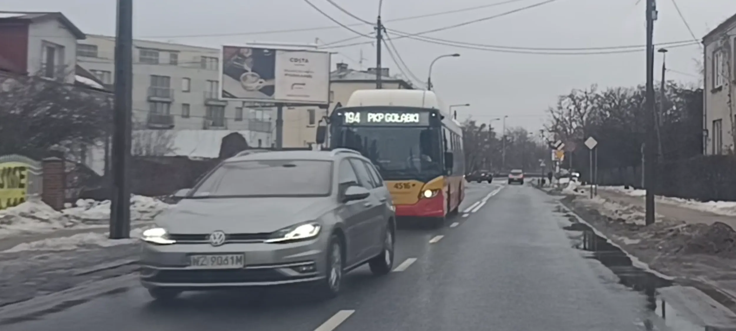 Bandyta drogowy wyprzedza autobus na podwójnej linii ciągłej, na skrzyżowaniu, wprost no czołowe zderzenie, przekraczając dopuszczalną prędkość. Musiałem się zatrzymać aby się we mnie nie wbił i mnie nie zabił.