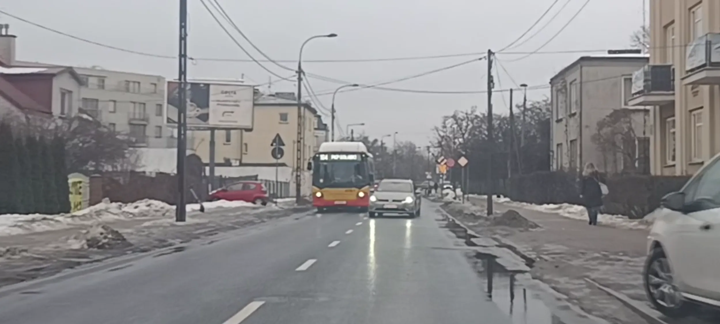 Bandyta drogowy wyprzedza autobus na podwójnej linii ciągłej, na skrzyżowaniu, wprost no czołowe zderzenie, przekraczając dopuszczalną prędkość. Musiałem się zatrzymać aby się we mnie nie wbił i mnie nie zabił.