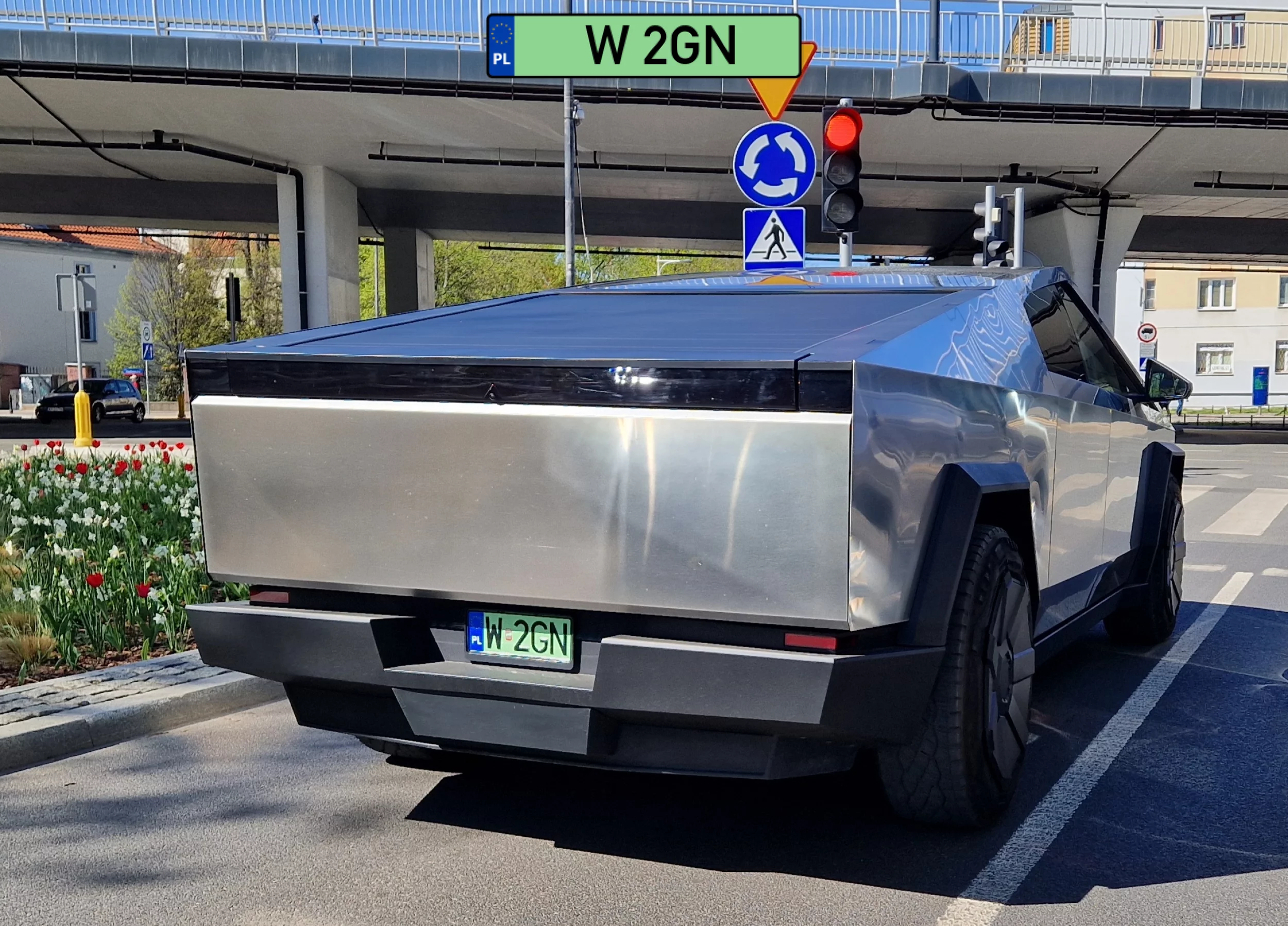 Tesla CyberTruck w Warszawie. Straszna kolumbryna