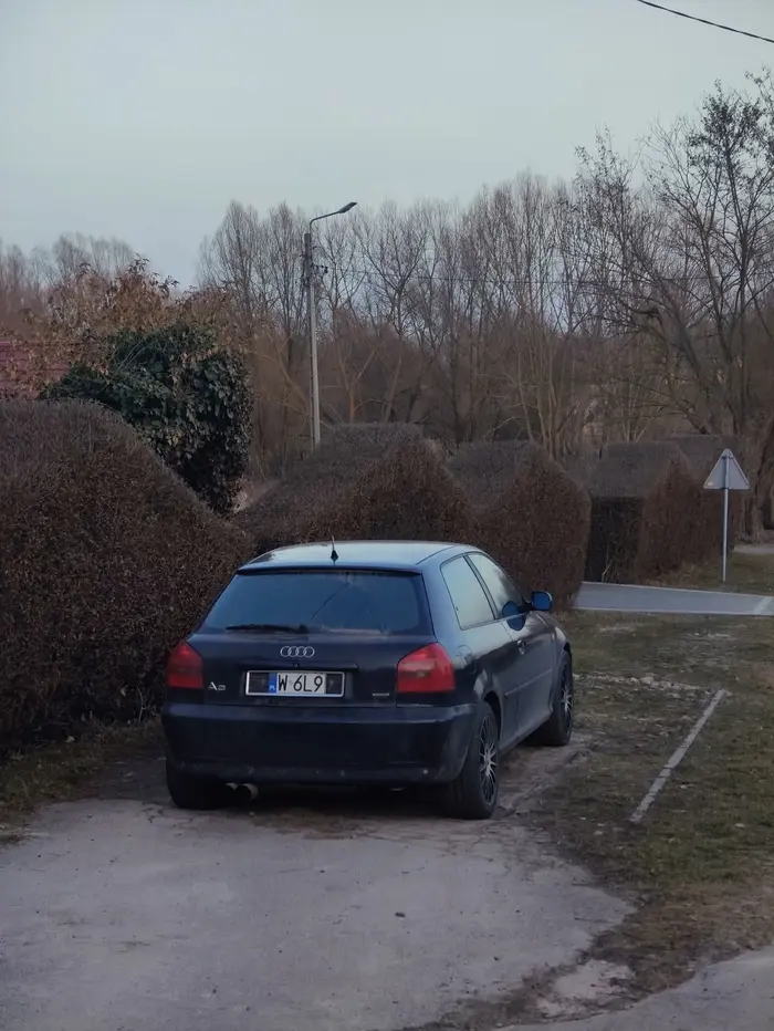 Ta chromowana ramka jest urocza, taka w sam raz dopasowana do wielkości tablicy rejestracyjnej ?