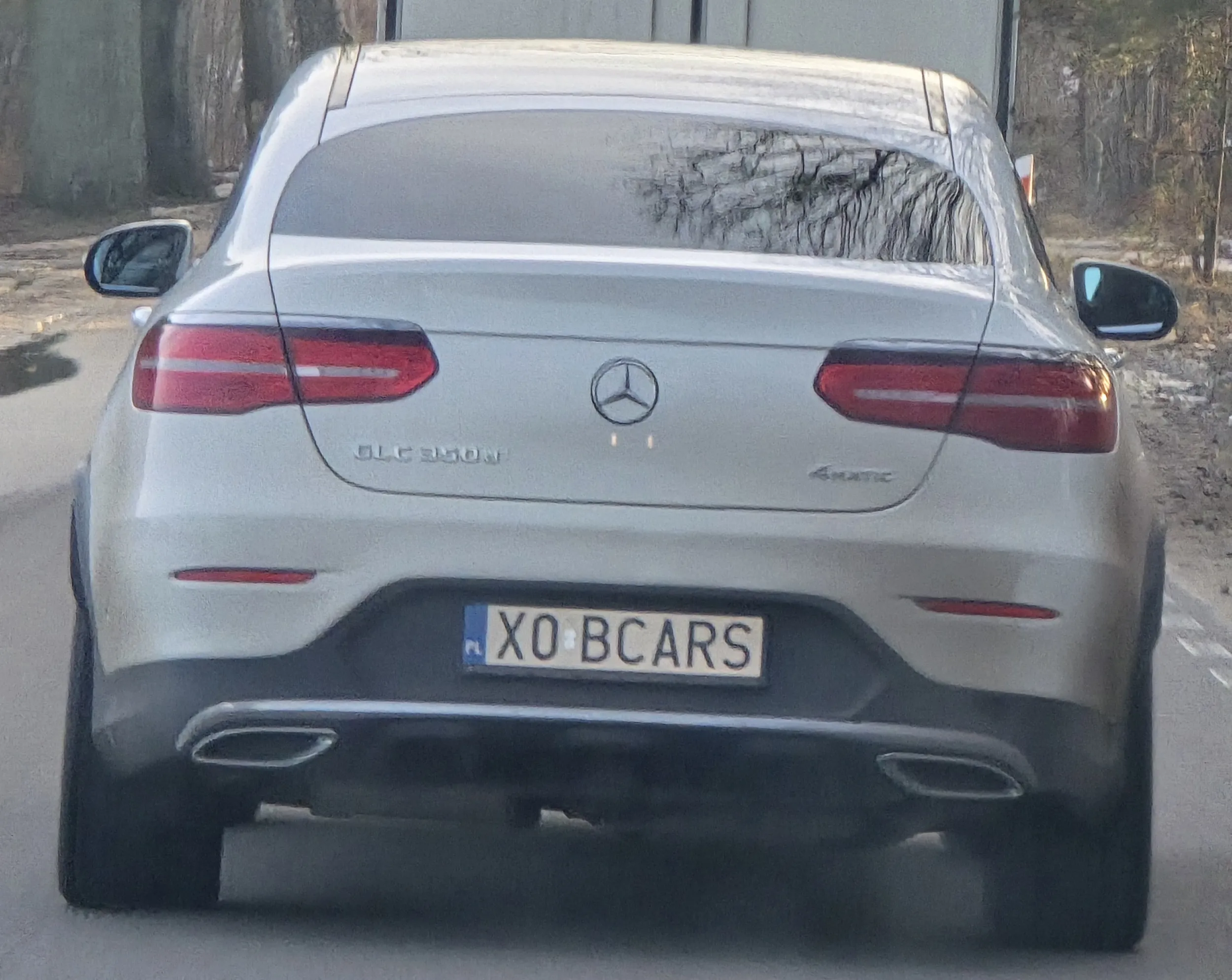 Jedzie srodkiem drogi, nie zwracajac na znak zakazu wyprzedzania i linie ciągłą. Wyprzedza bezpośrednio przed zakretem, nie upewniajac sie czy ma wystarczajaco miejsca aby wykonac to bezpiecznie. Wciska sie ponownie na pas ruchu, powodujac gwaltowne hamowanie. Po uzyciu klaksona zwracajacego uwage, godnosc wielkiego Pana została urażona i postanowił przy skrecie w prawo  zwolnić do 5km/h aby ponownie spowodowac niebezpieczna sytuacje. Człowieku, masz już swoje lata. Szukasz wrażeń ? ???