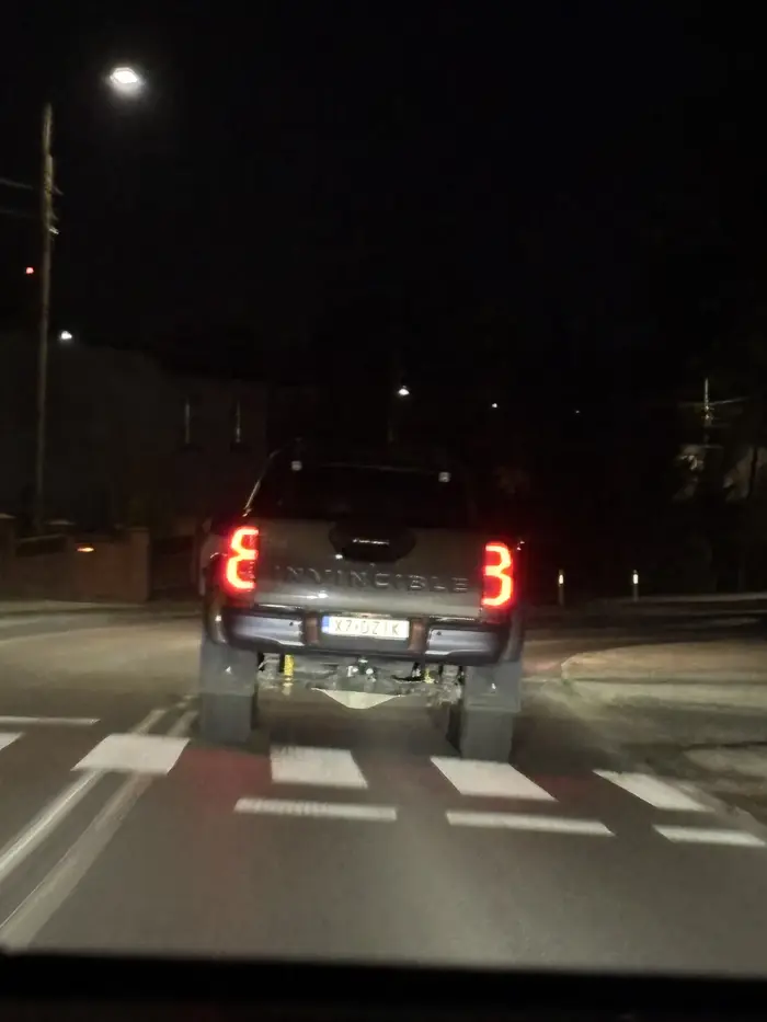 Wyobraźni nie brakuje, wyprzedzanie na podwójnej ciągłej na czołówkę gratulacje bycia baranem