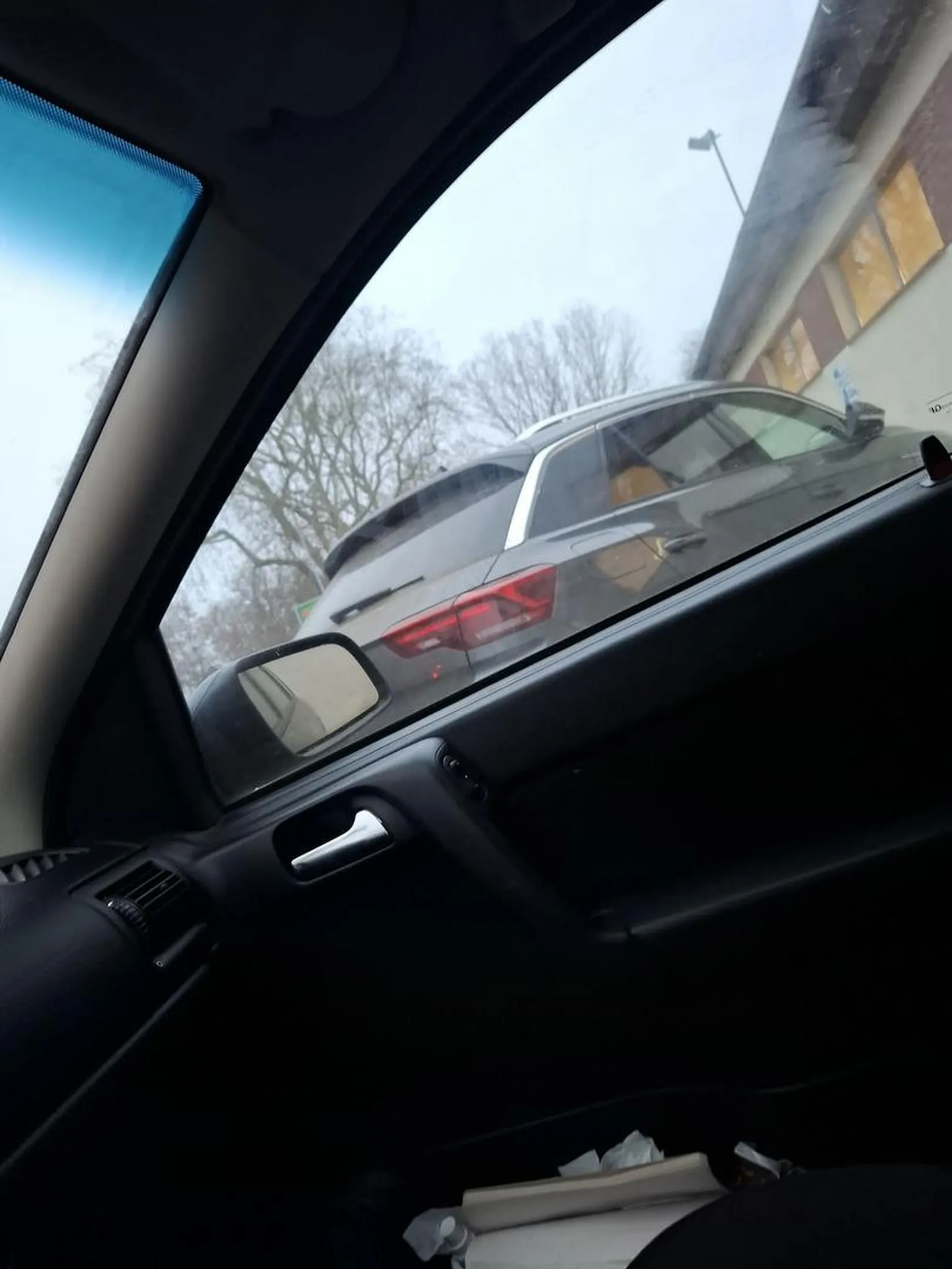 No powiem że pan umiejętnościami parkowania i jeżdżenia nie grzeszy. Proszę się bardziej poduczyć bo później są problemy. Chyba nie było panu wygodnie przejeżdżać przez cały parking żeby zawrócić i wyjechać. Pozdrawiam