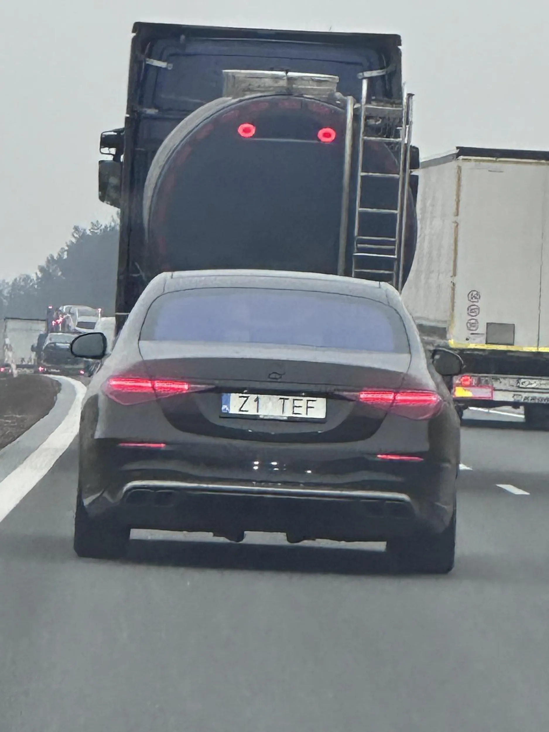 Matczak ale w Mercedesie jazda na zderzaku i podjeżdżanie z dużą prędkością sygnalizując że jedzie światłami.