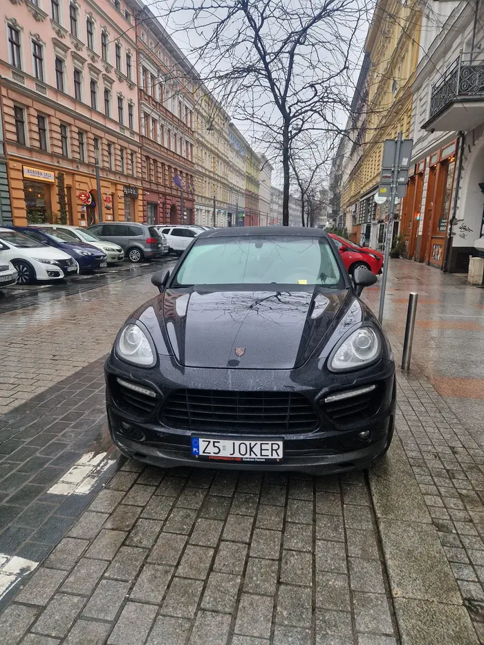Parkuje na miejscu dla dostawców. Nie polecam. Następnym razem będzie karniak