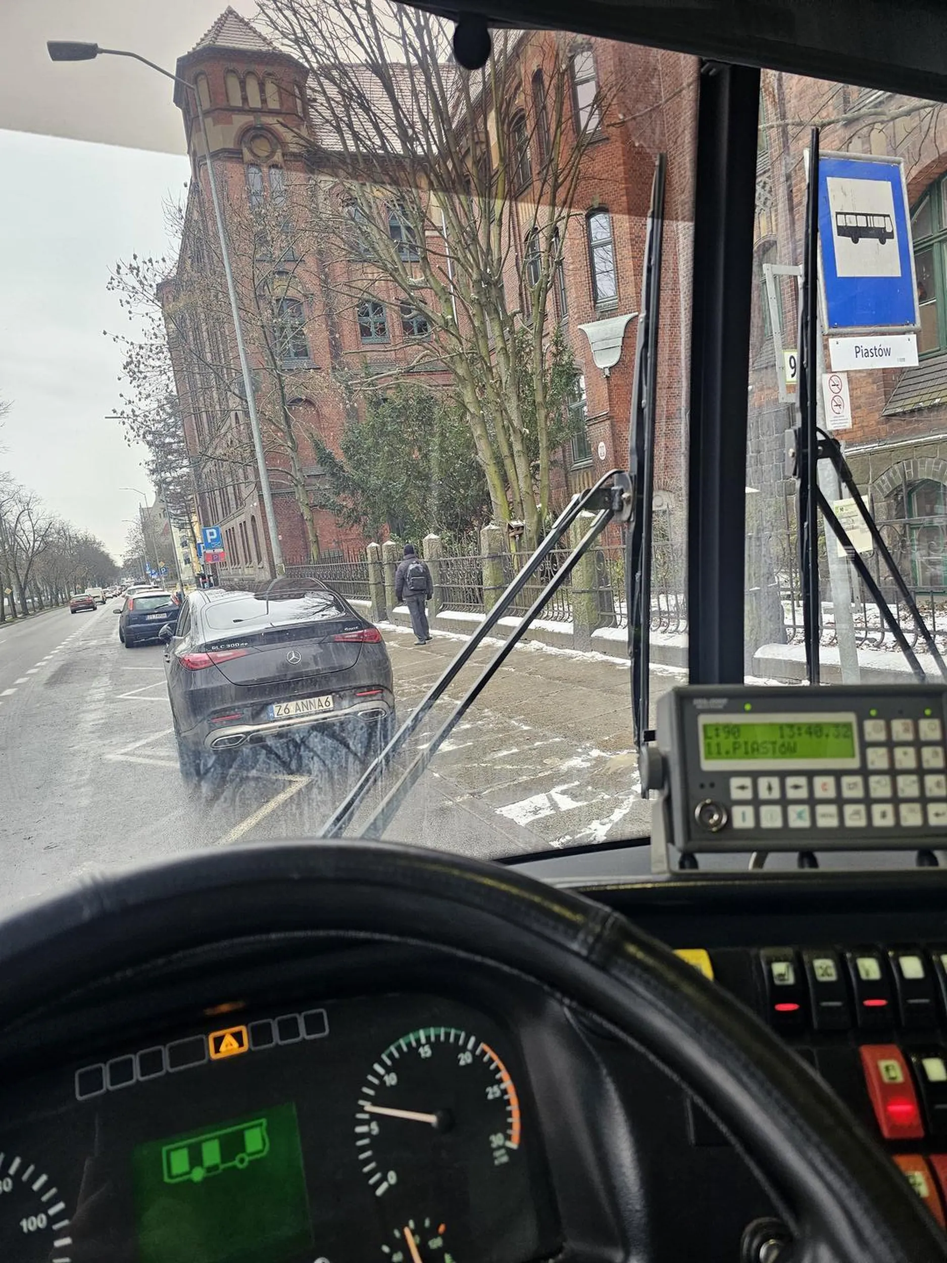 Z przystanku autobusowego zrobiła sobie parking.