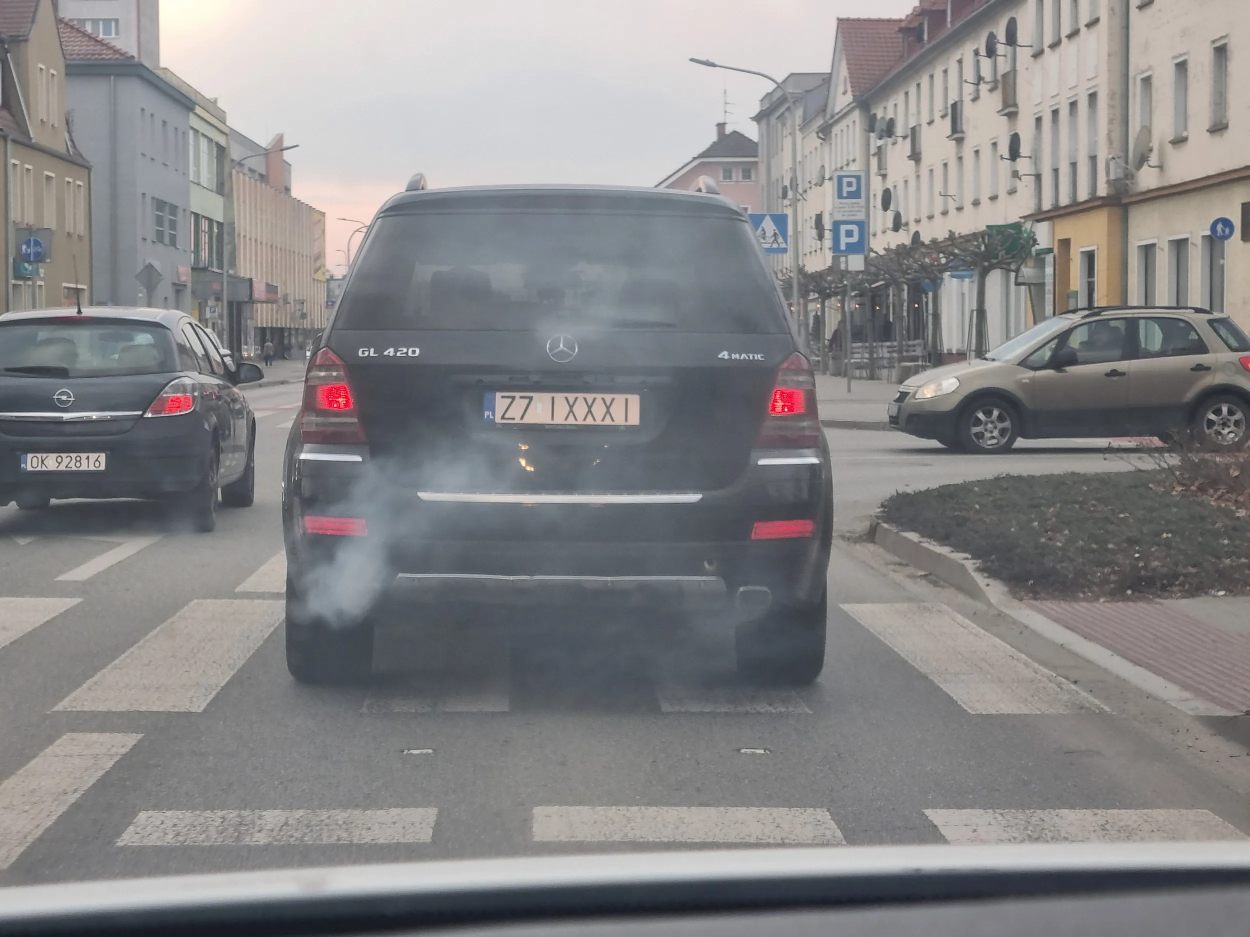 E gostek weź se napraw uszczelkę pod głowicom bo ci mercedes cieknie i inni muszą wąchać Twoje smrody nawet te z samochodu. Może jakbyś nie rozbijał się po restauracjach to byłoby cie stać.
