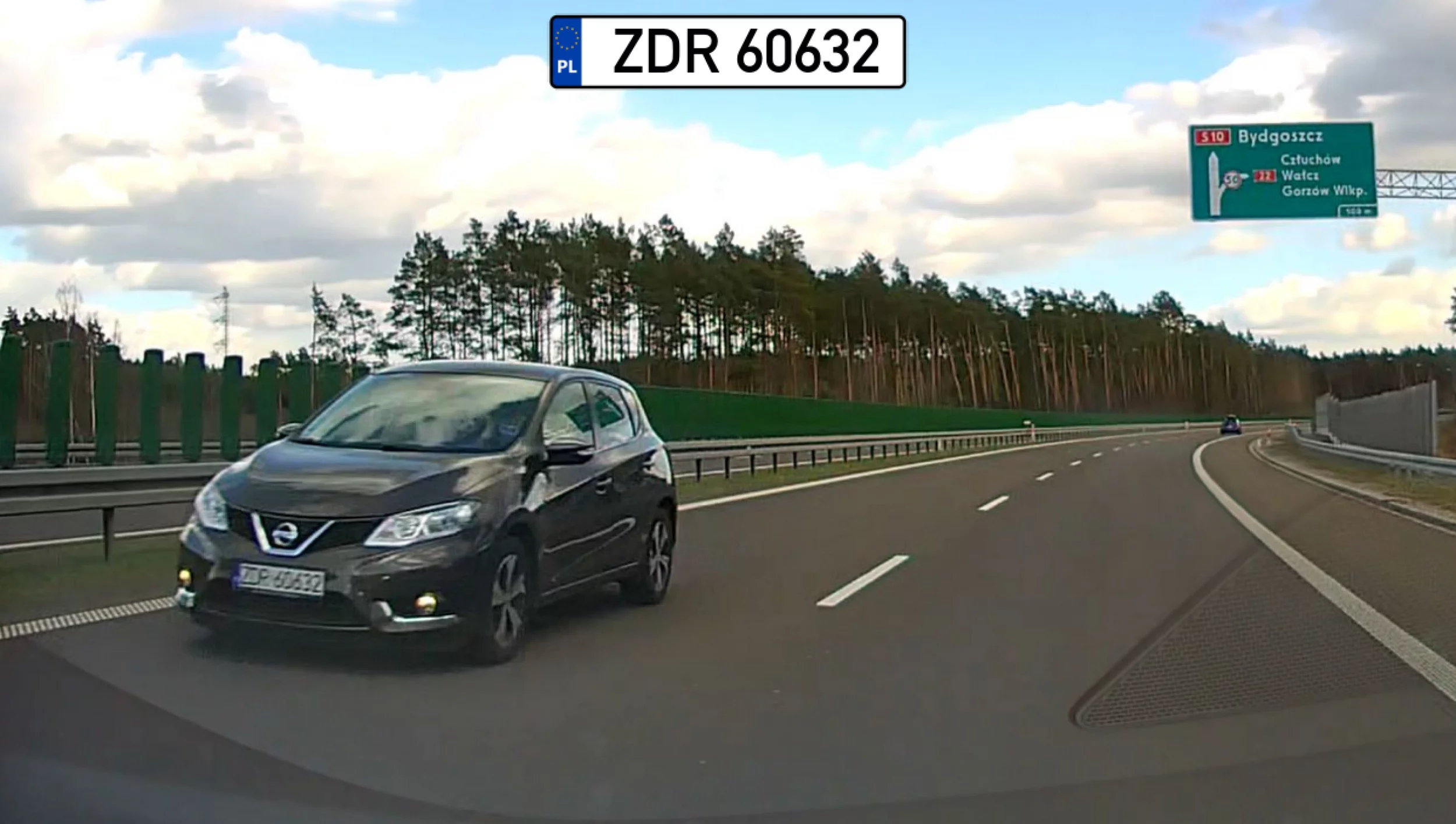 Obwodnica Wałcza - kierunek Piła. Nie wiem czy to próba samobójcza, ale jazda drogą ekspresową, pod prąd ze znaczną prę