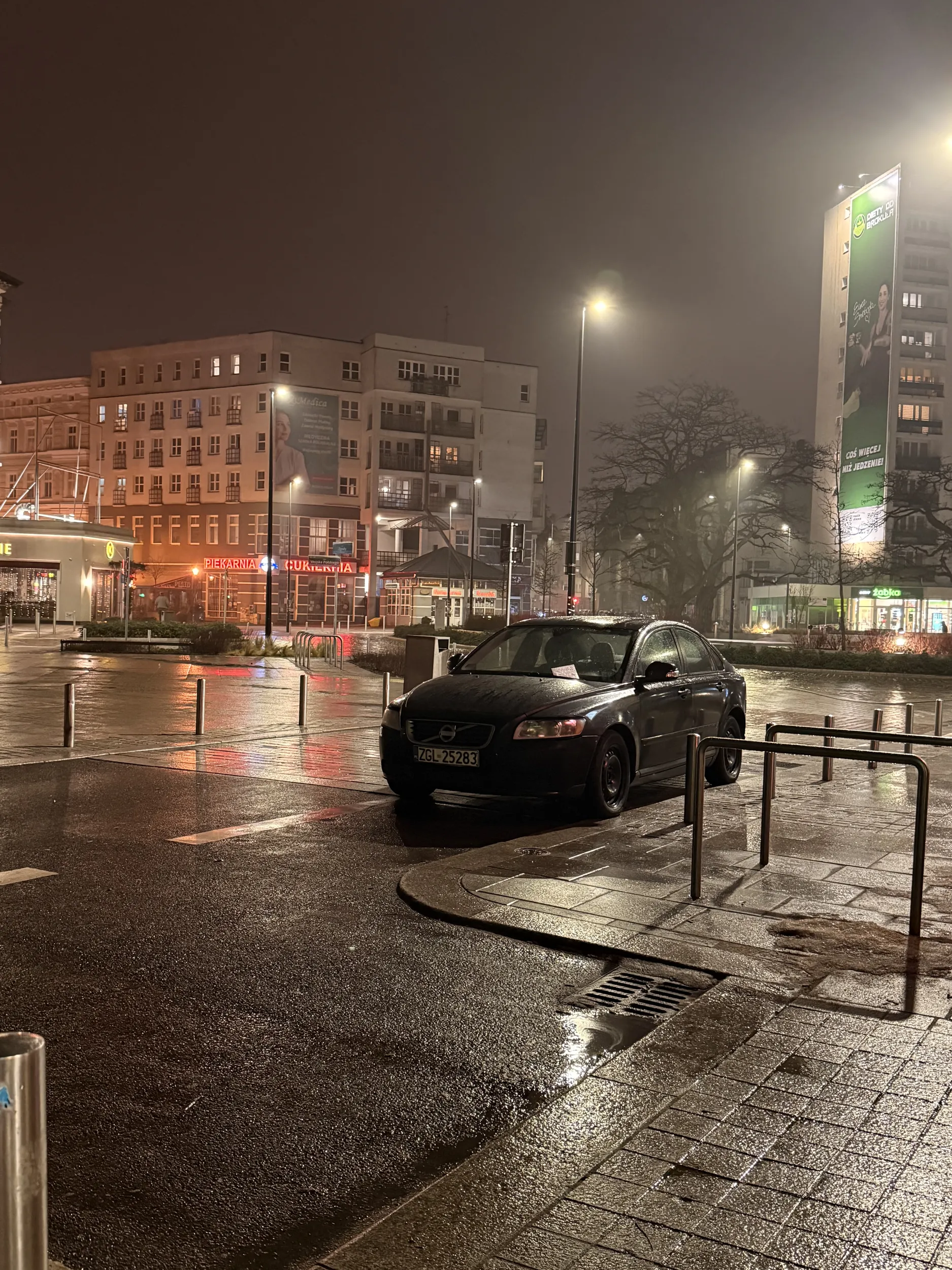 Chłop zastawił za jednym zamachem przejście dla pieszych, ścieżkę rowerową i połowę pasa ruchu.