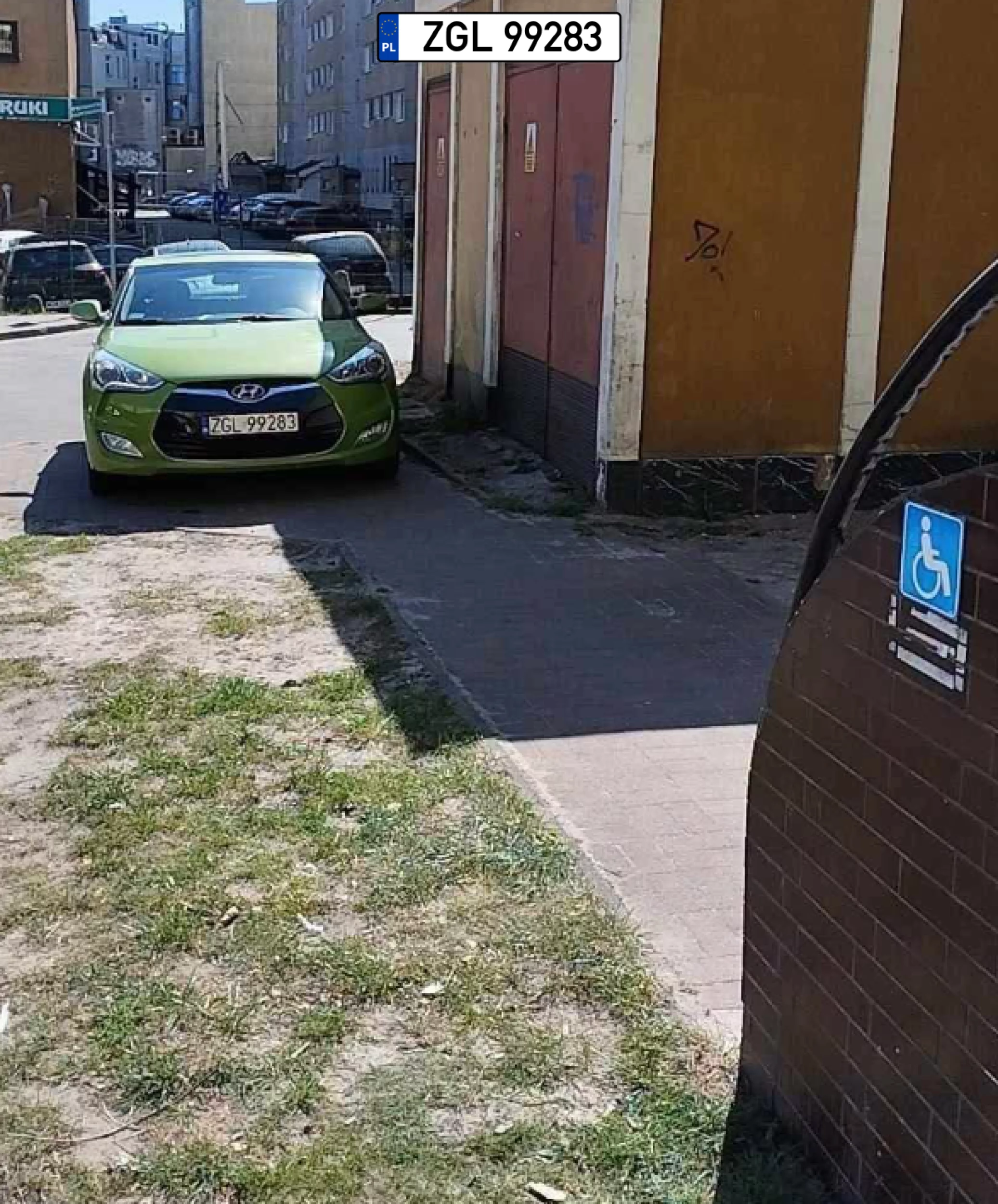 Po tym chodniku porusza się osoba niepełnosprawna. 