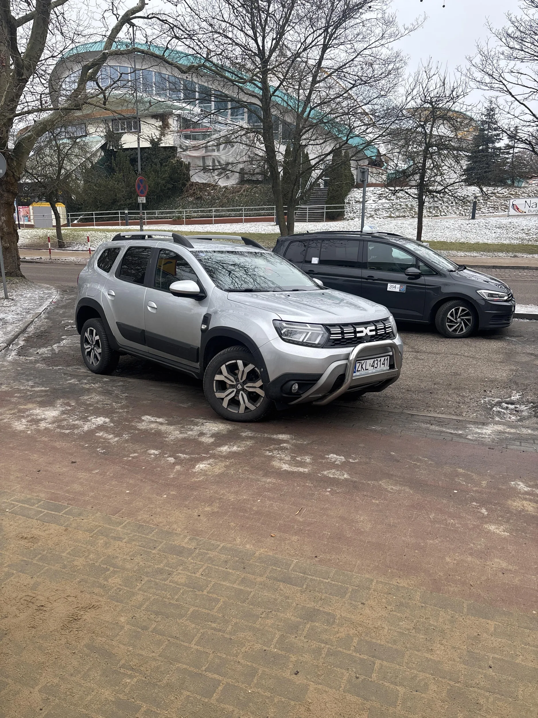 Naucz się parkować. Juz pomijając fakt postoju na ścieżce rowerowej pod szpitalem to zastawiłeś zatokę do wysadzania ludzi pod szpitalem.