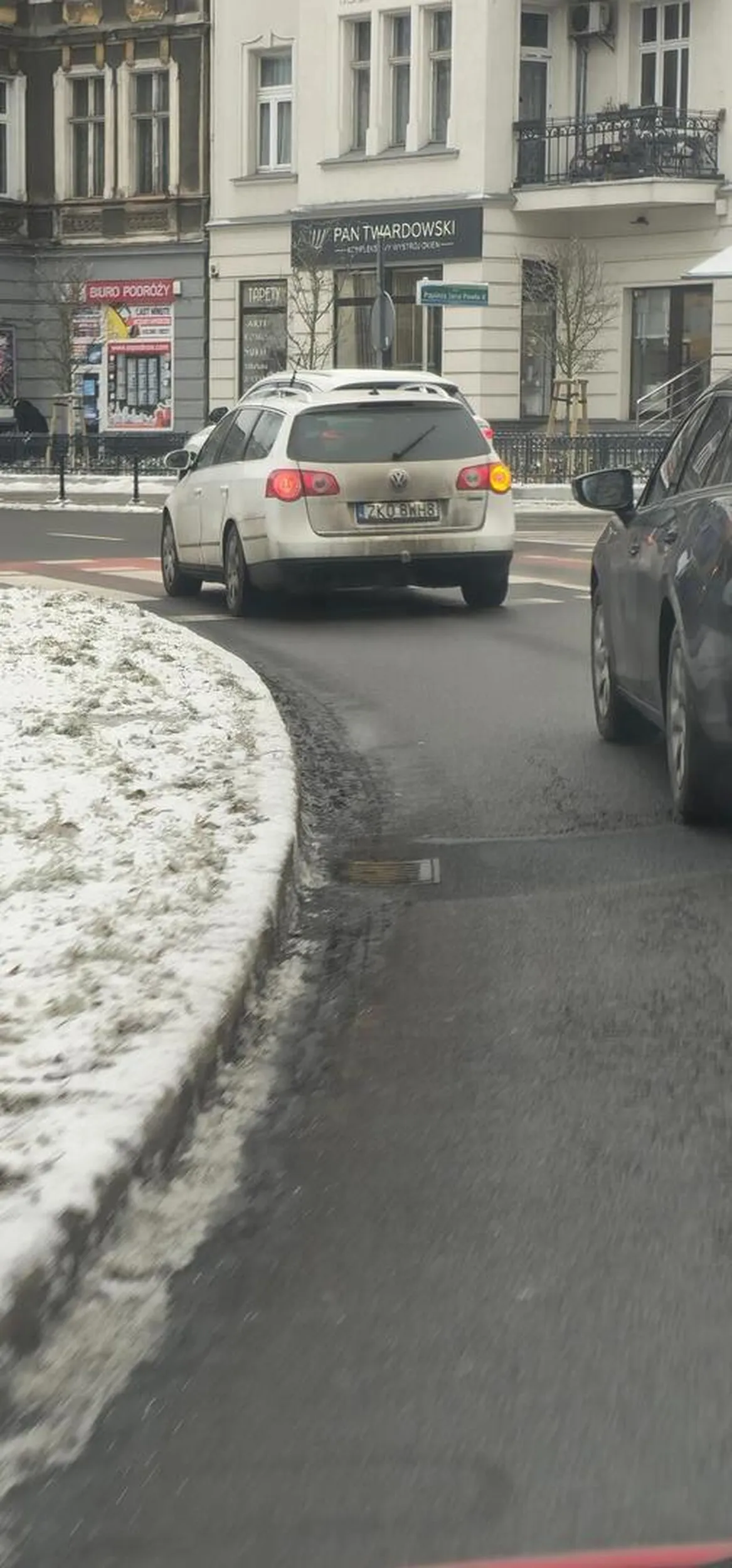 Przyjeżdża taki buc by nie nazwać idiotą. Totalnie nie wie jak się poruszać po ruchu okrężnym. Takie osoby mnie fascynują. Pewność siebie wymień na dbanie o siebie. Otyłość nie jest chorobą. Bo jeśli Twoja pewność siebie wynika z tego jak bardzo jesteś spasiony i masz dwie dziary na wierzchu myśląc że ktoś się Ciebie boi to jesteś w błędzie. Jesteś zwykłym tumulcem który porusza się po jezdni i stwarza realne zagrożenie. Przeproś następnym razem a nie cwaniakuj. Potem uciekasz jak zwykła pisda. W Szczecinie zauważalny problem są osoby z wioski. Po prostu jej nie opuszczaj.
