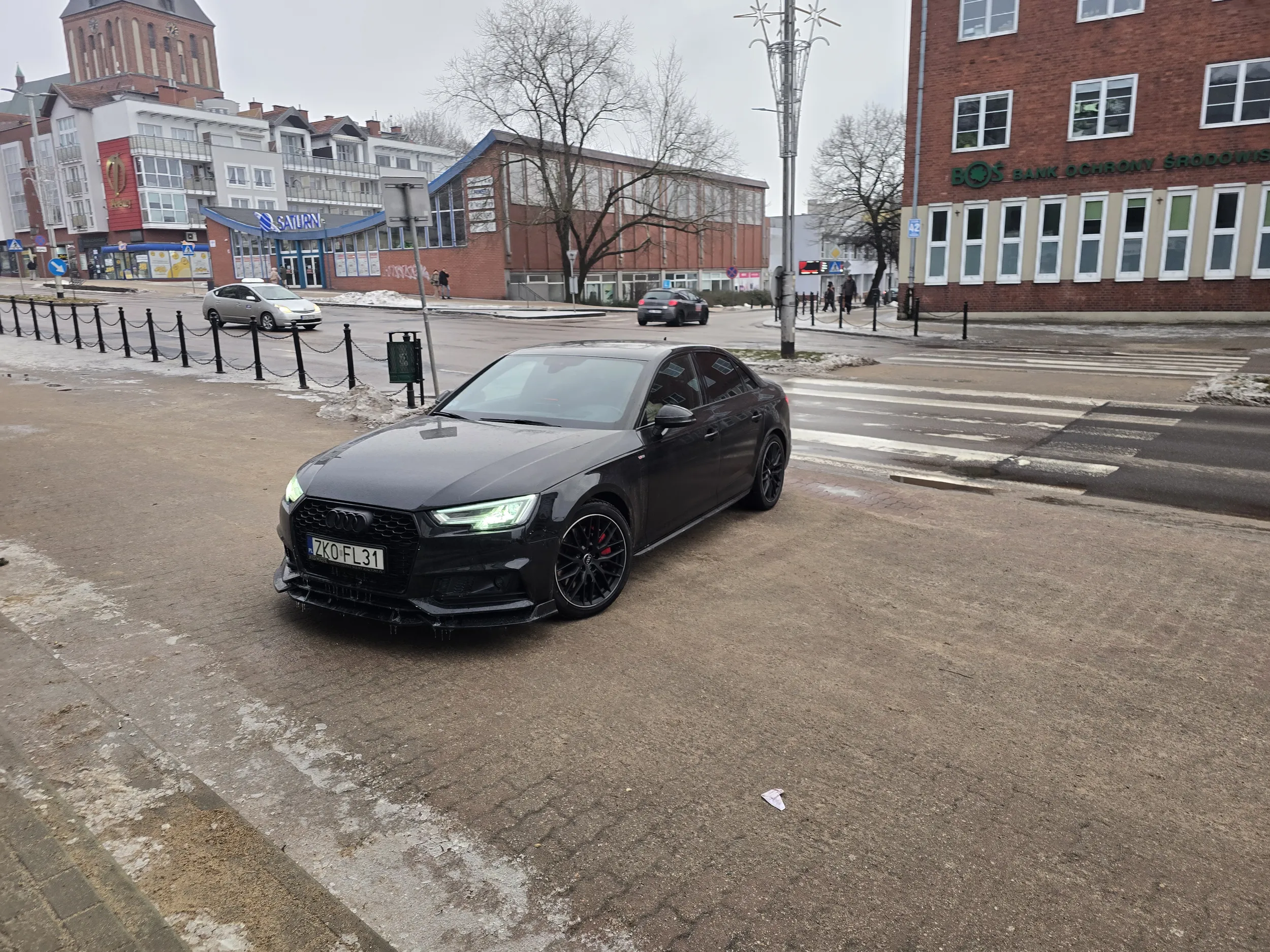 Parkowanie na całym chodniku, zasłaniając przejście dla pieszych ,,na chwilkę"...