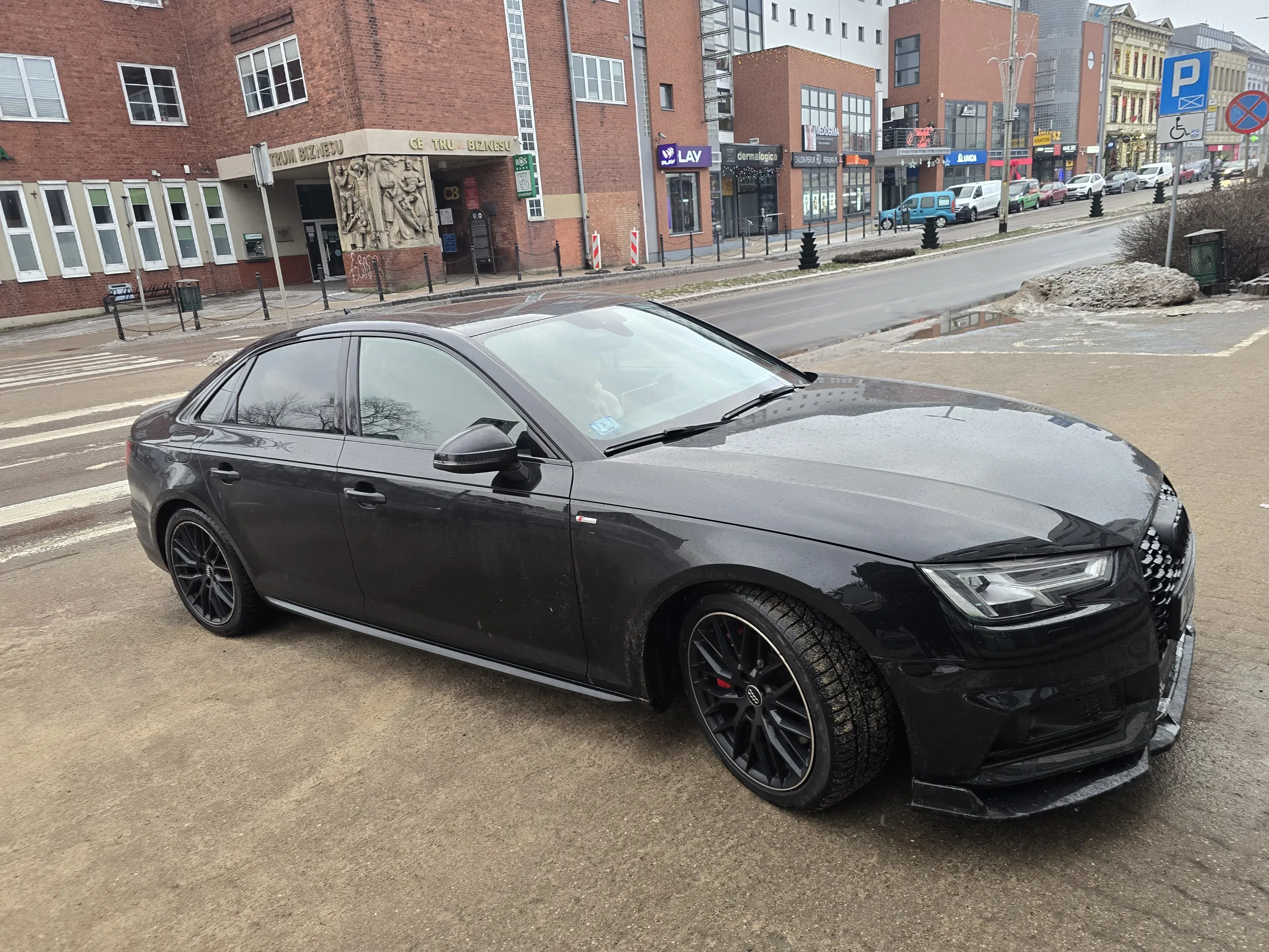 Parkowanie na całym chodniku, zasłaniając przejście dla pieszych ,,na chwilkę"...