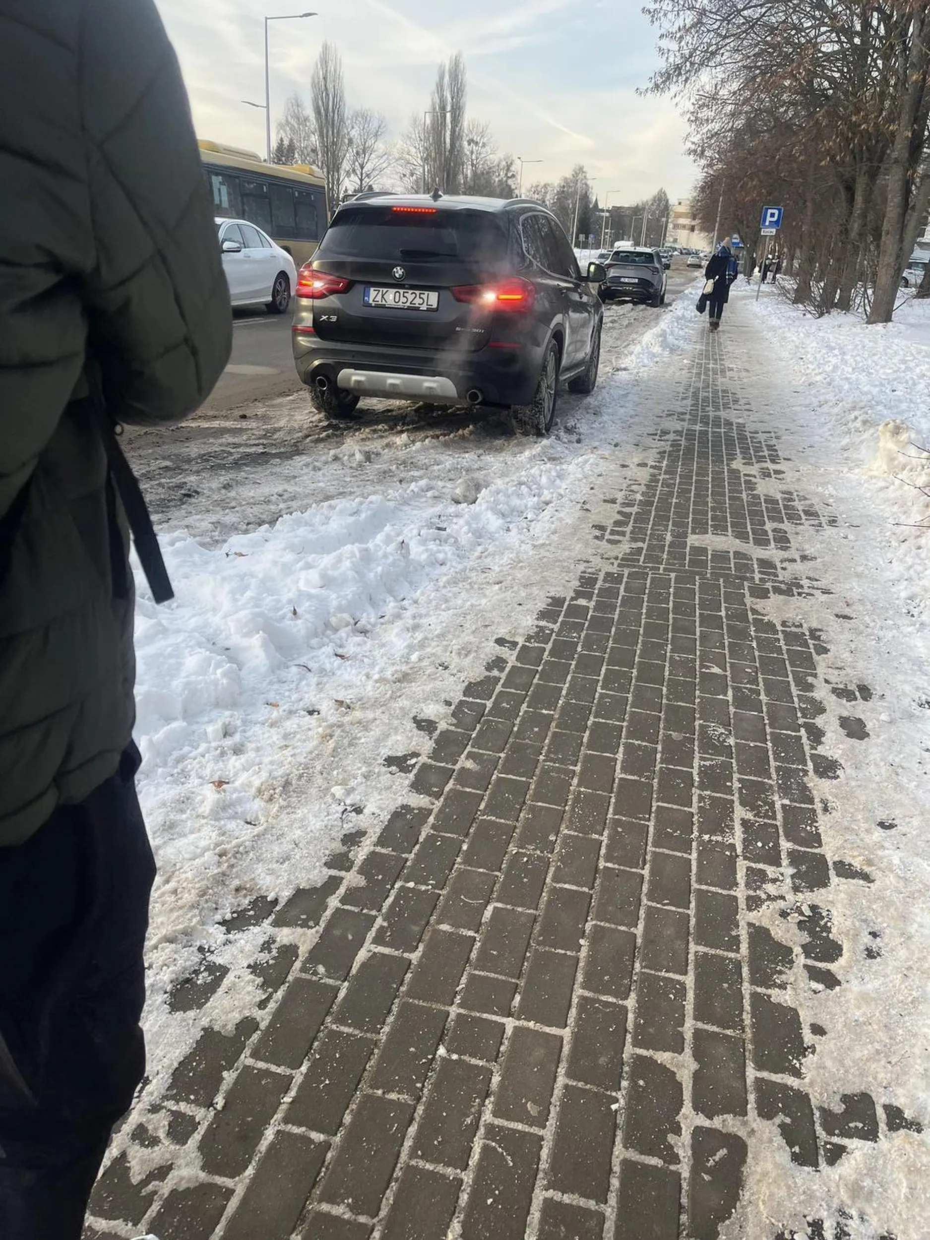 Parkuje kutas krzywo