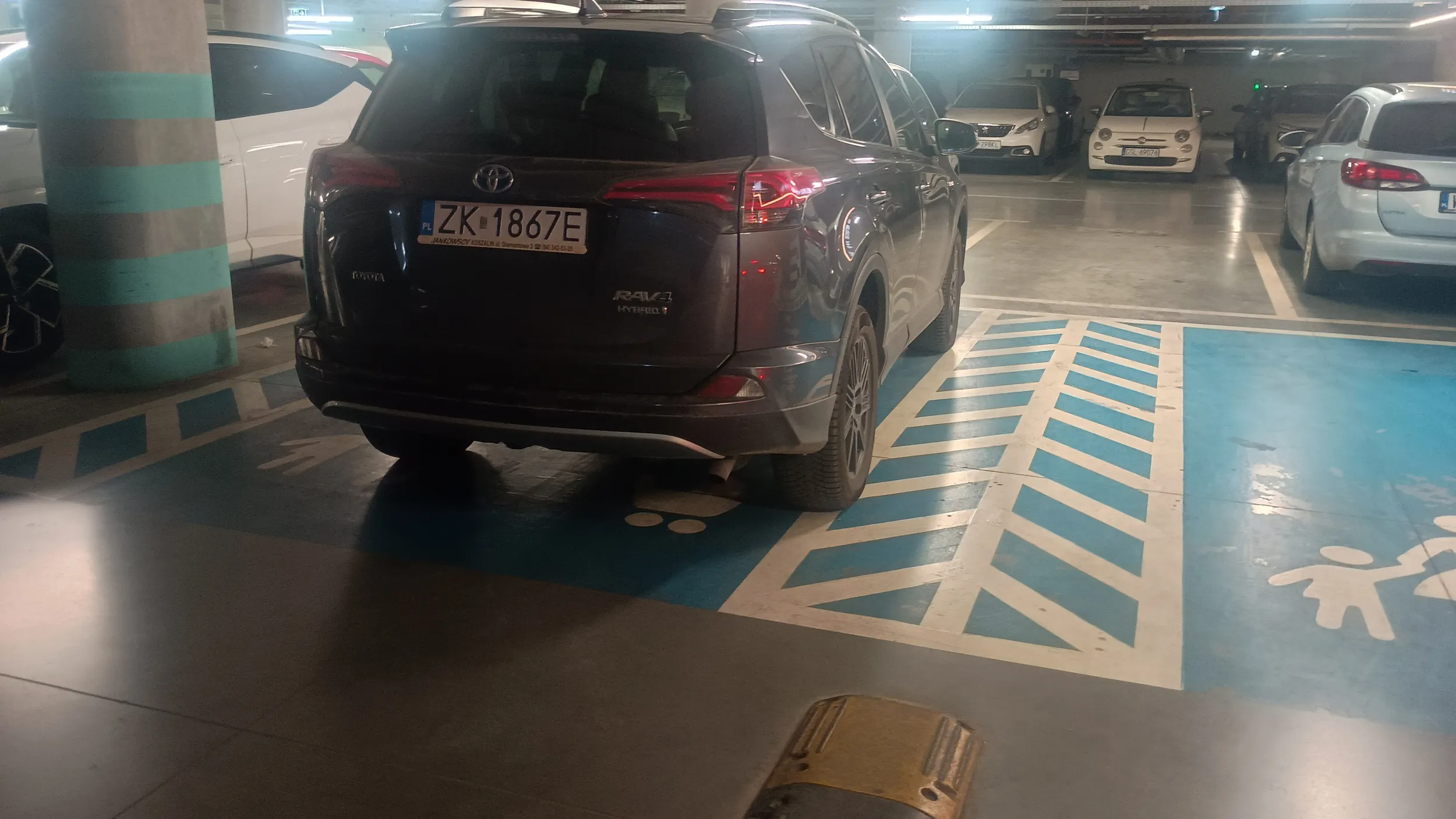 Parking dla rodziny z dzieckiem to dla tego pana z żoną (ale oczywiście BEZ dzieci) idealne miejsce do zaparkowania samochodu no bo czemu miałby zrobić 10 kroków więcej? Oczywiście jak się zwróciło na to uwagi skomentowali że "mają dzieci" więc mogą. Fakt, że dzieci nie było tego dnia z nimi się nie liczy.