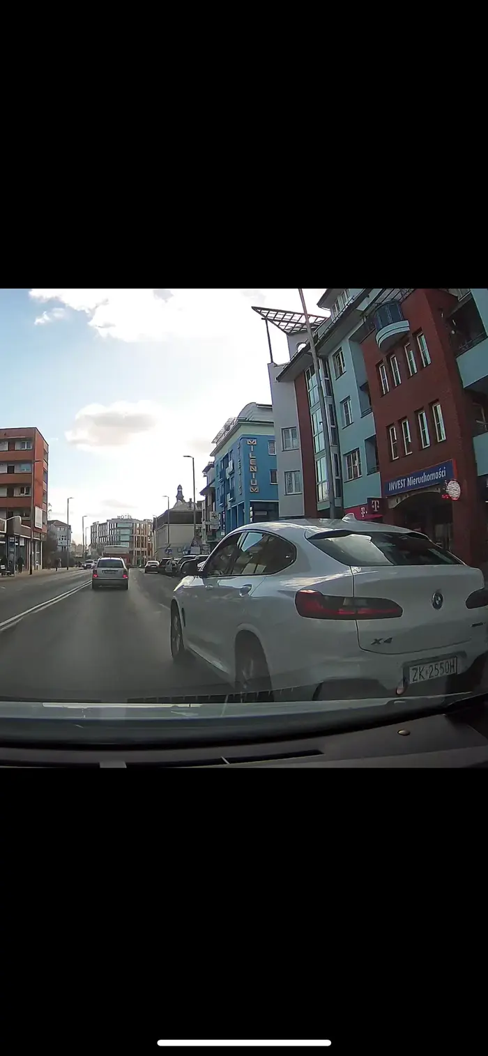 Pet w bemce paluszek boli żeby kierunek włączyć nie patrzy w lusterka