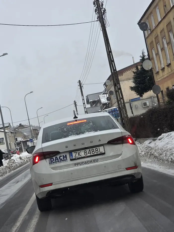 Wyprzedza na zakazie przed przejściem dla pieszych a później wyhamowuje po zwróceniu uwagi