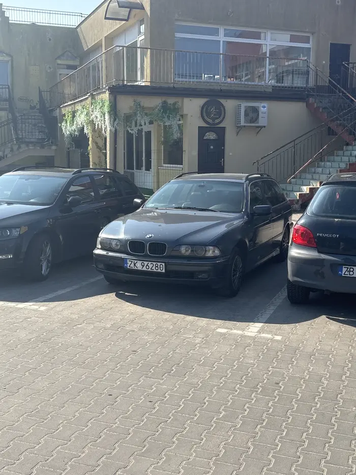 frajer z bmw staje jakby był u siebie