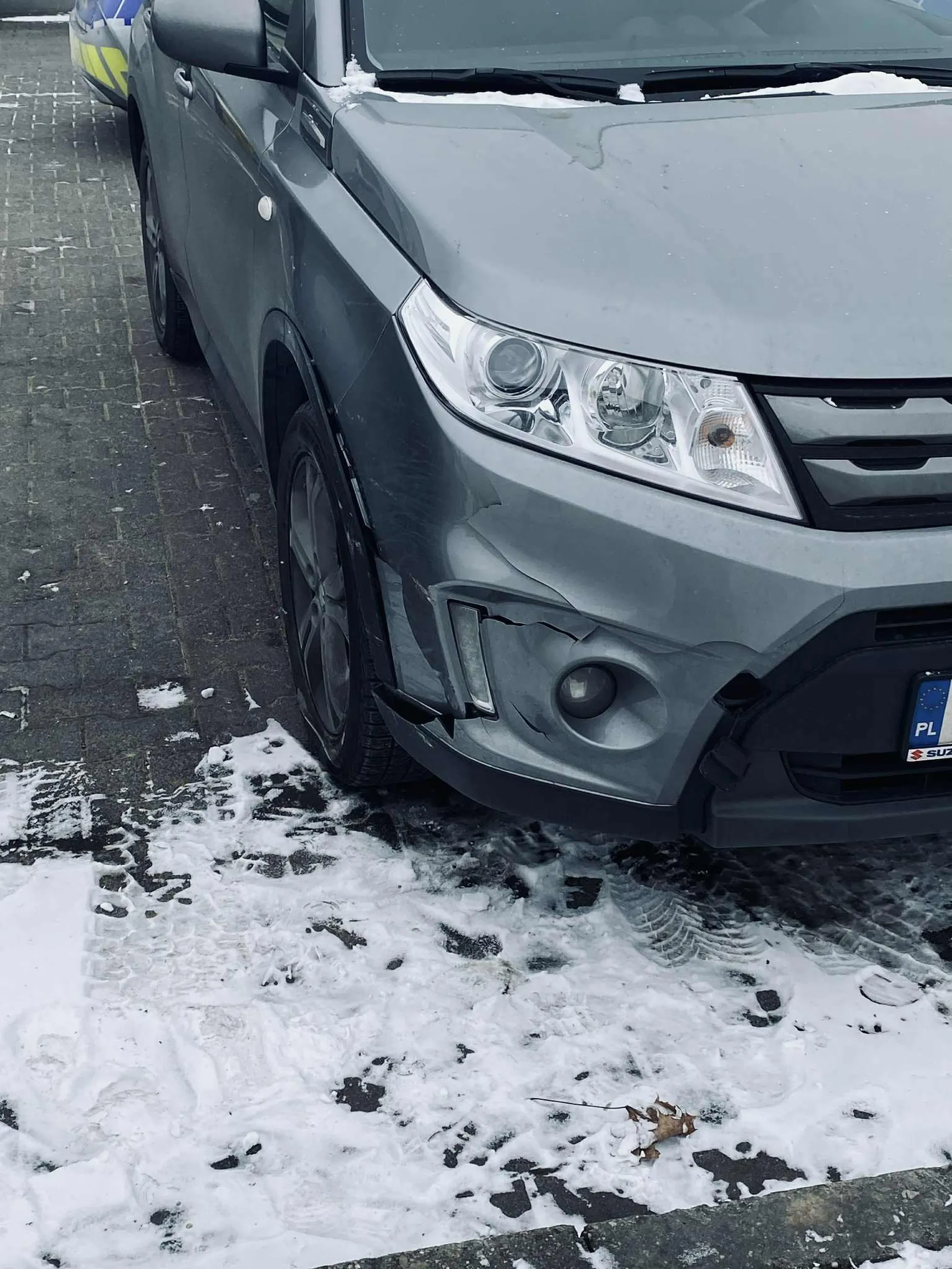 Bardzo fikuśna osoba, poranną niedzielową porą, bardzo rozsądna, na kamerach na stacji benzynowej przywaliła mi tyłem w przód na przyśpieszeniu i uciekła. Bardzo szkoda, że widać i twarz i jak widać, rejestracje i wszystko udokumentowane - szkoda, że narobisz mi roboty do naprawy, ale na szczęście z Twojej kasy.