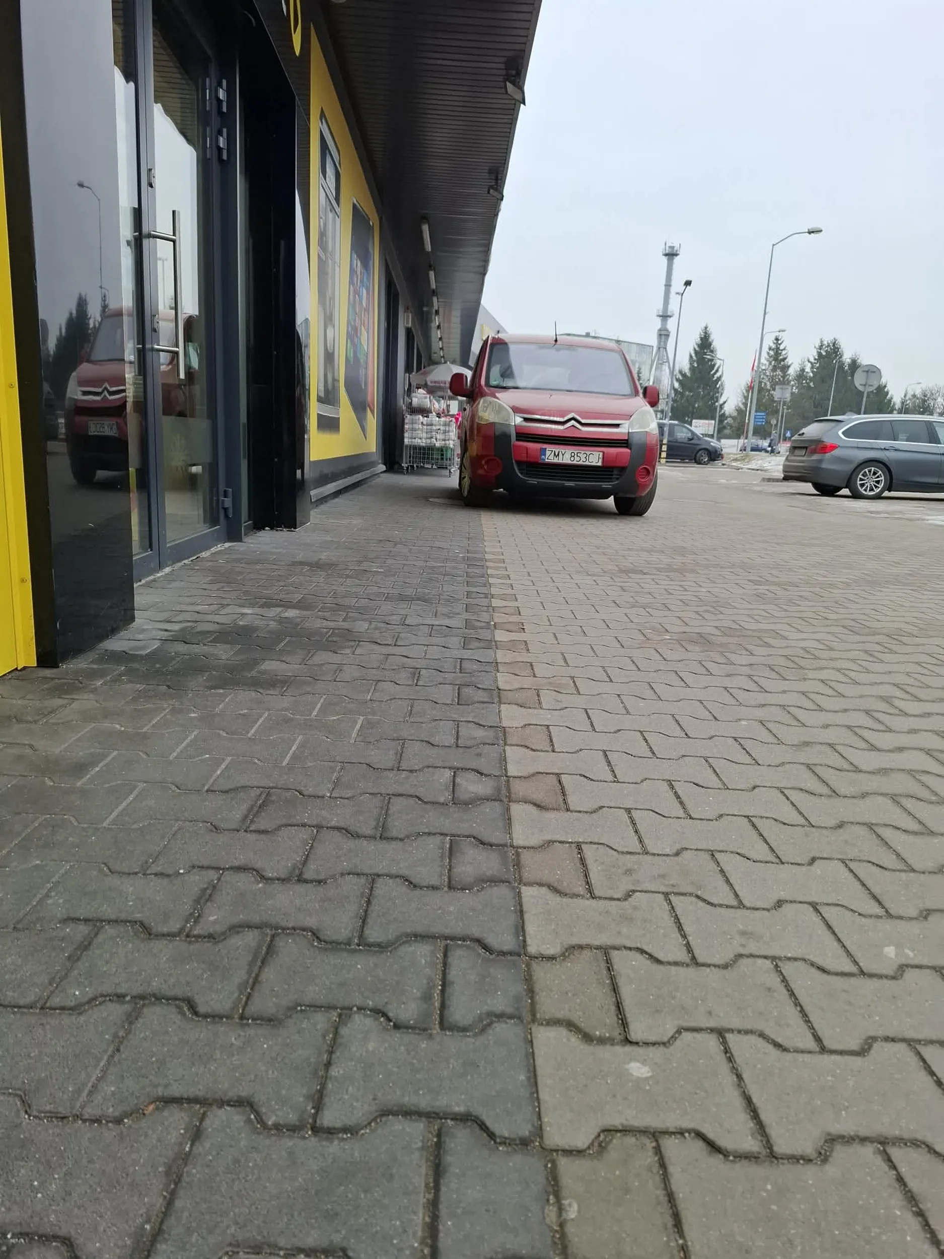 Nie no, brawa dla szanownego kierowcy. Miejsc wolnych od groma, dlatego nie rozumiem jaki był kłopot z parkowaniem normalnie. Pozdrawiam