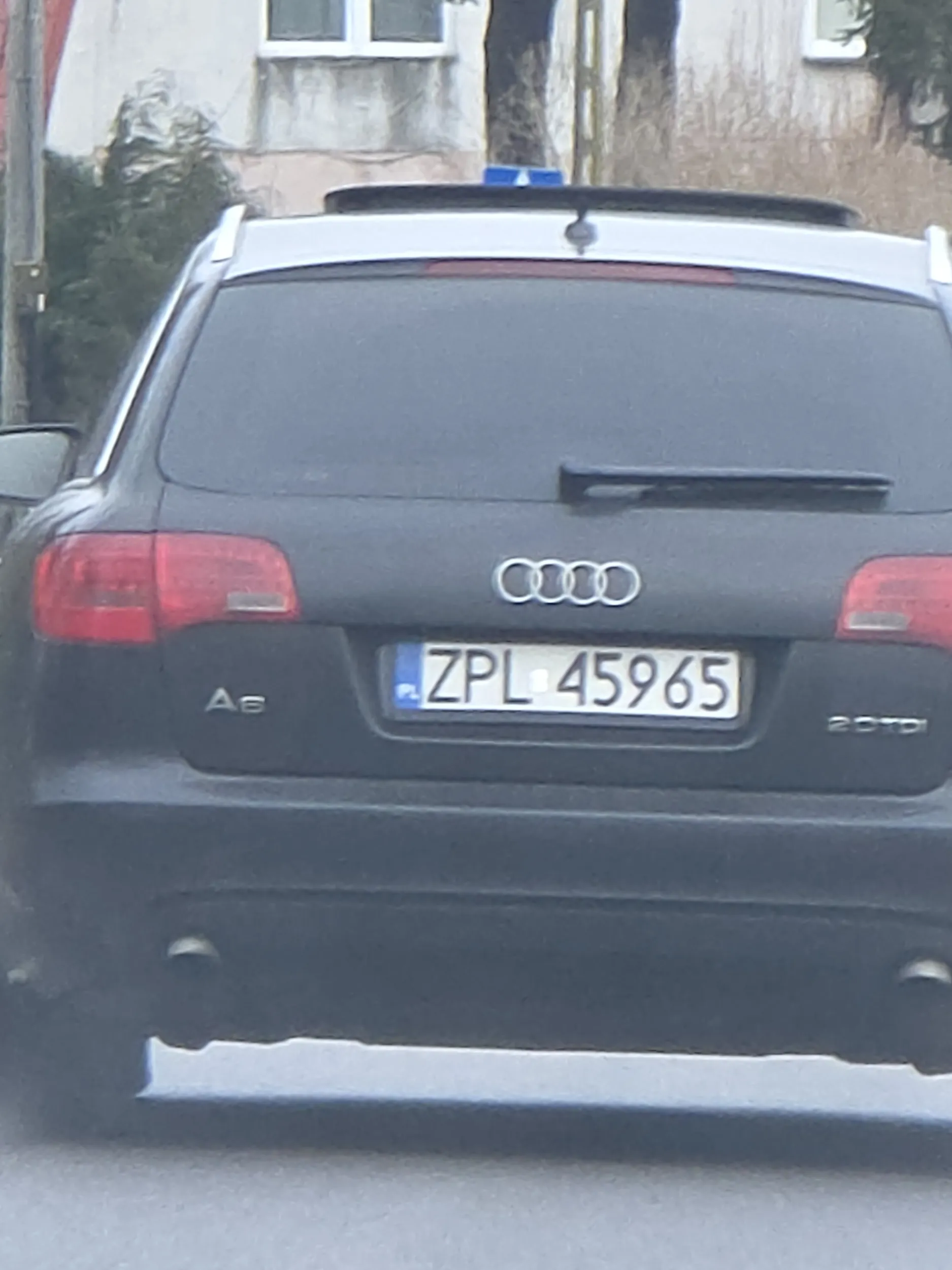 Kierowca albo pijany albo poje*bany, jechał 23.02. w okolicach Trzebieży zygzakami, ciągle znosiło go to na przeciwny pas ruchu, to na chodnik. Wykonał niebezpieczny manewr wyprzedzania po linii ciągłej tym samym prawie wpierdzielając się w nasze auto.