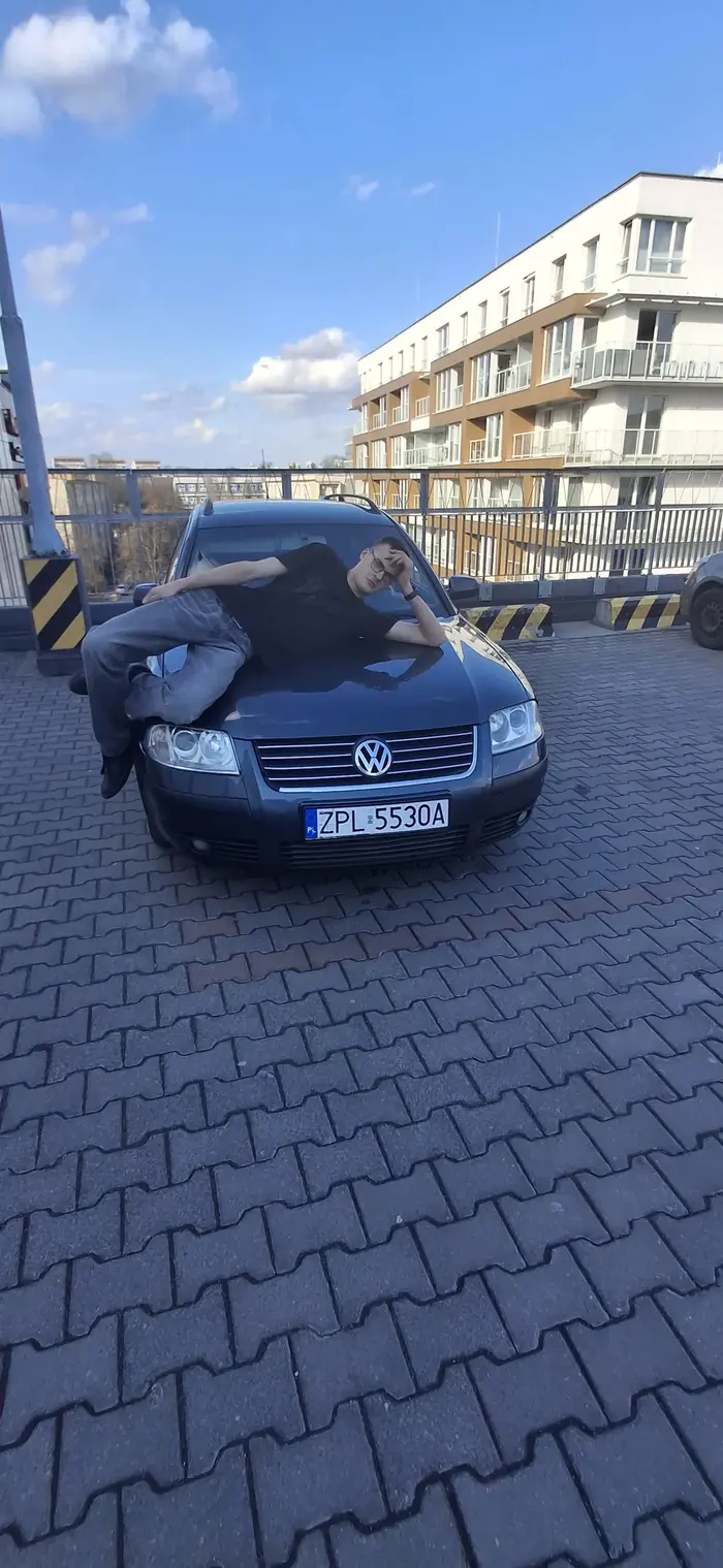 Osobnik bardzo nie ostrzonie jeździ rozklekotanym passatem w 1.8 z gazem krzyczy na przechodniów i nie rowno staje na parkingu