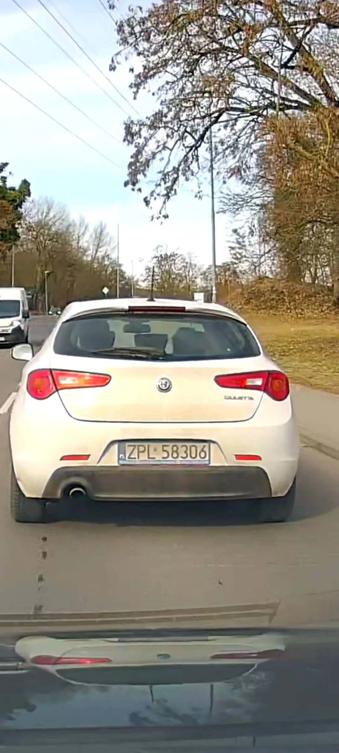 Piękny kawalerze jak ktoś używa sygnału dźwiękowego bo zablokowałeś skrzyżowanie to nie wal focha i jedź później normalnie a nie 10km/h