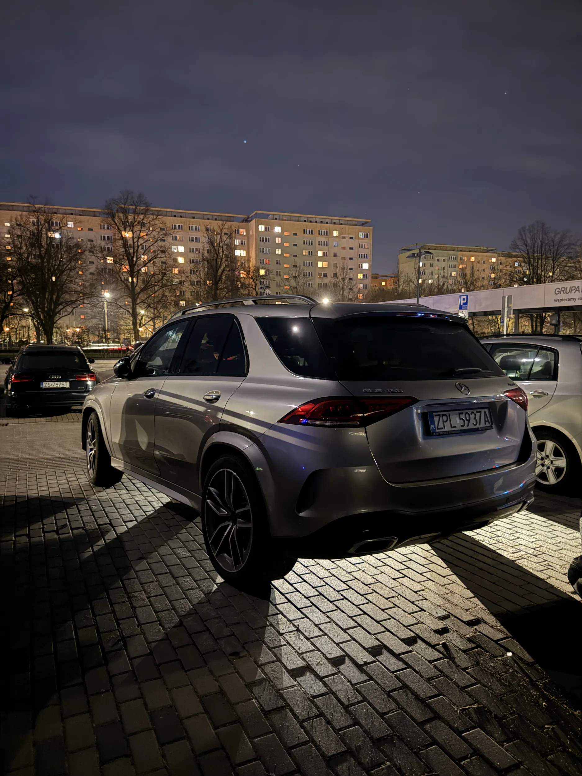 nie dość, że zajmuje 2 miejsca parkingowe i tak stoi krzywo