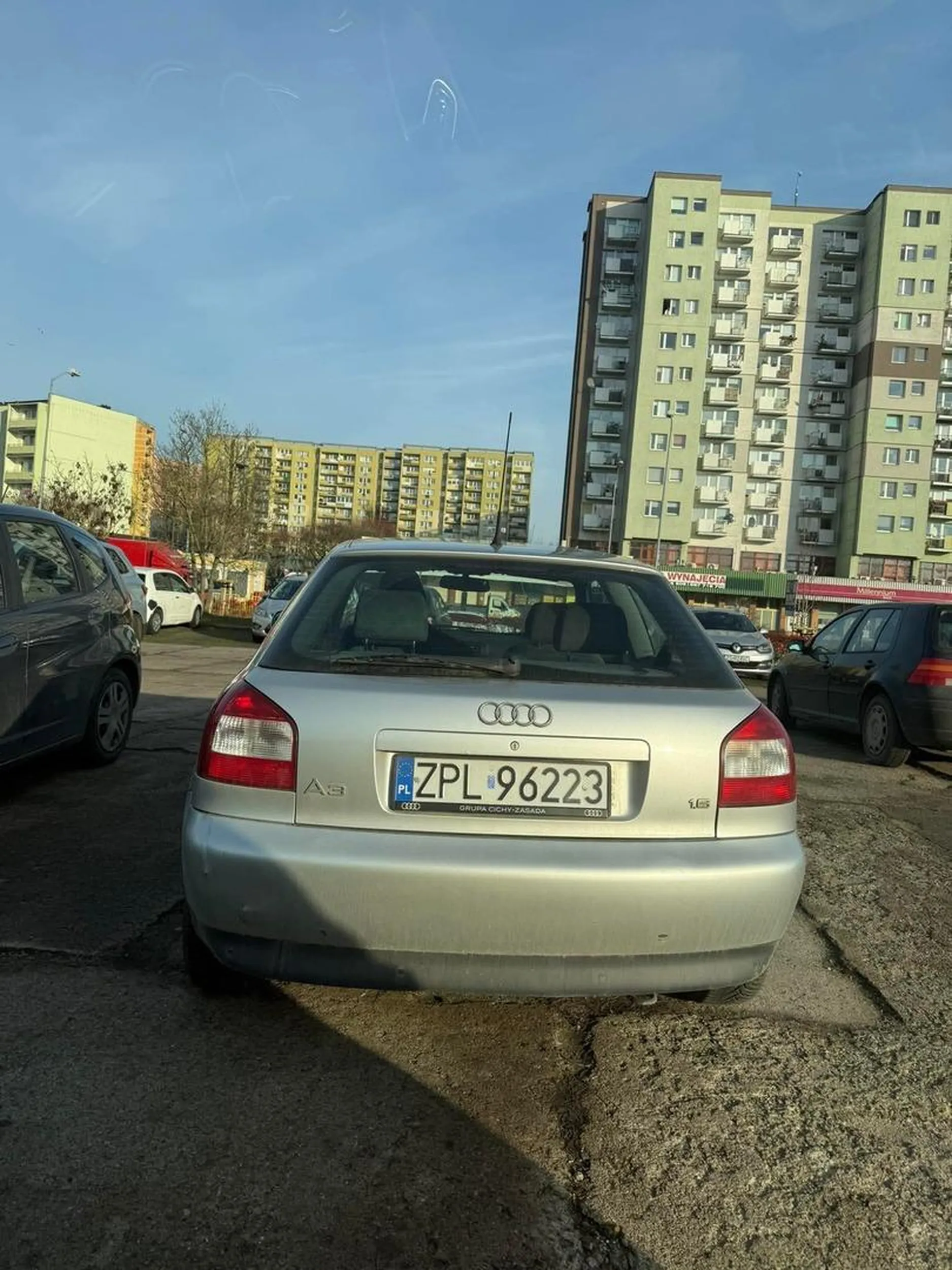 Co tydzień podjeżdża pod przed szkole i patrzy z pożądaniem  na dzieci bawiące się na przerwie