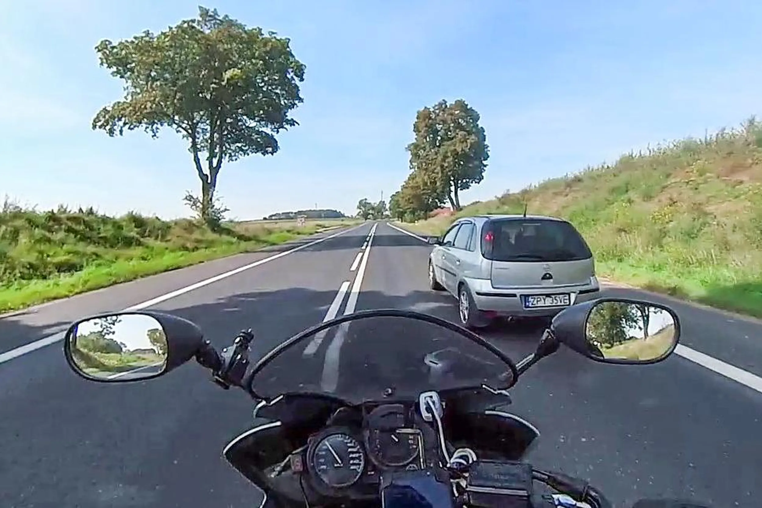 Uprzejmy kierowca względem motocyklistów - patrzy w lusterka, obserwuje drogę i robi miejsce, żeby się nam jechało sprawnie i bezpiecznie. Dziękuję i LwG!