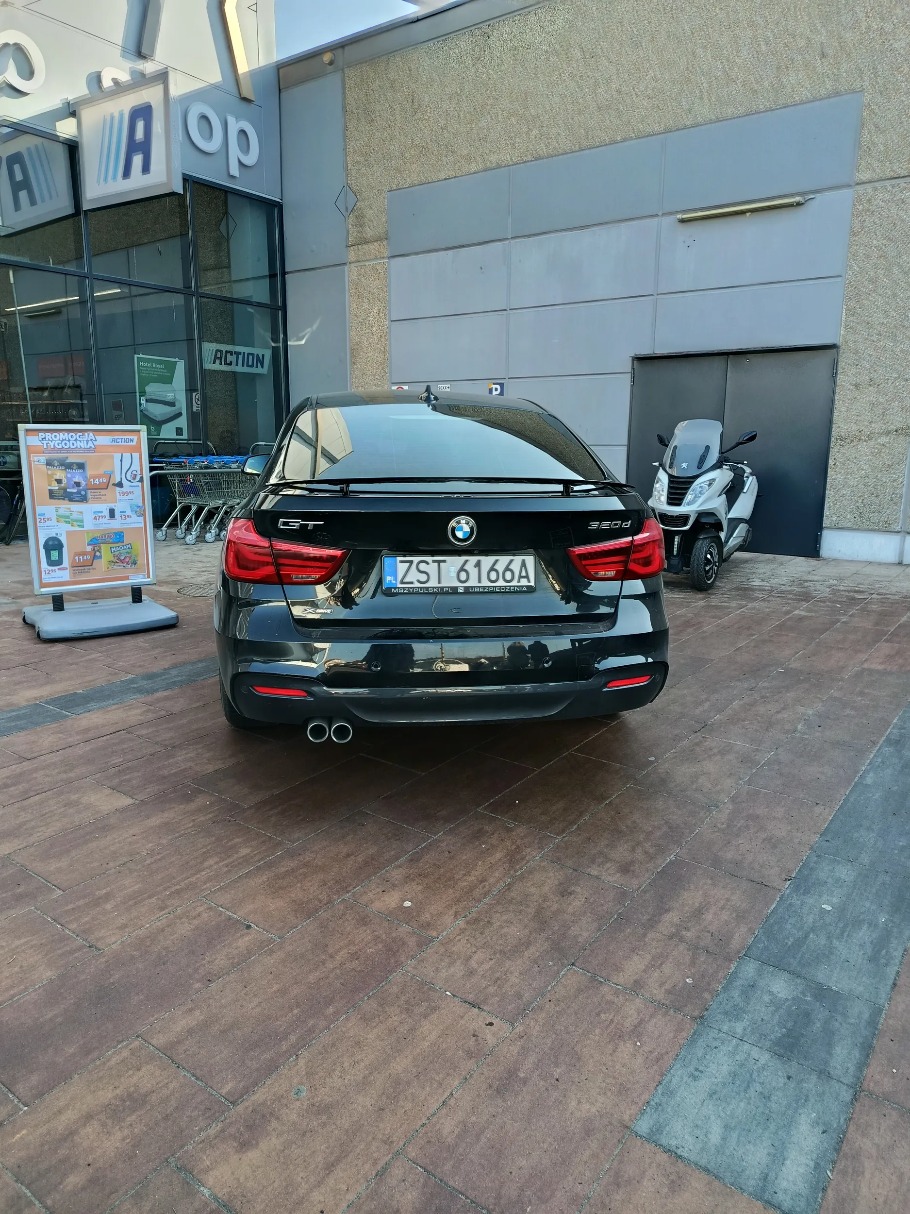 Chłop zaparkował sobie na chodniku na ul kościuszki obok Kauflandu