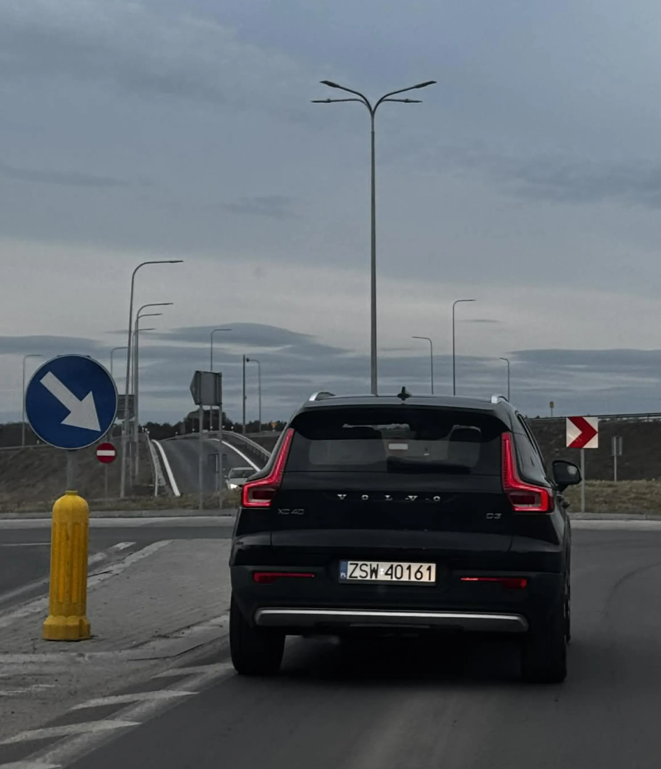 Pani chyba ma na prawdę ciężko w życiu i swoją frustrację wyładowuję na innych. Nie dość że wymusiła pierwszeństwo nie znanemu pojazdowi to jeszcze kilkukrotnie zatrzymywała się prawie do zera pokazują środkowy palec. Najwyraźniej Pani musiała się dowartościować, szczerze współczuję i wszystkiego dobrego.