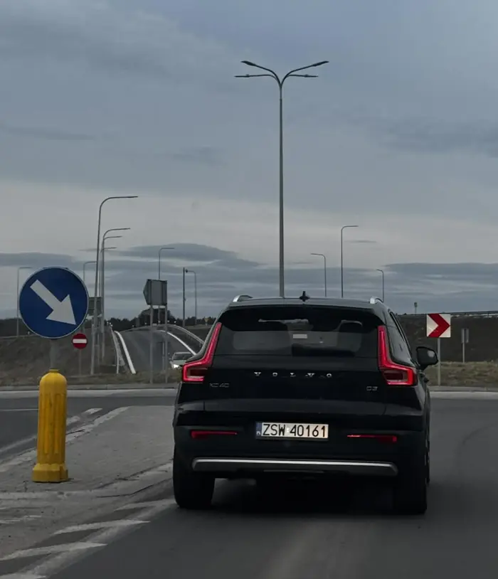 Pani chyba ma na prawdę ciężko w życiu i swoją frustrację wyładowuję na innych. Nie dość że wymusiła pierwszeństwo nie znanemu pojazdowi to jeszcze kilkukrotnie zatrzymywała się prawie do zera pokazują środkowy palec. Najwyraźniej Pani musiała się dowartościować, szczerze współczuję i wszystkiego dobrego.