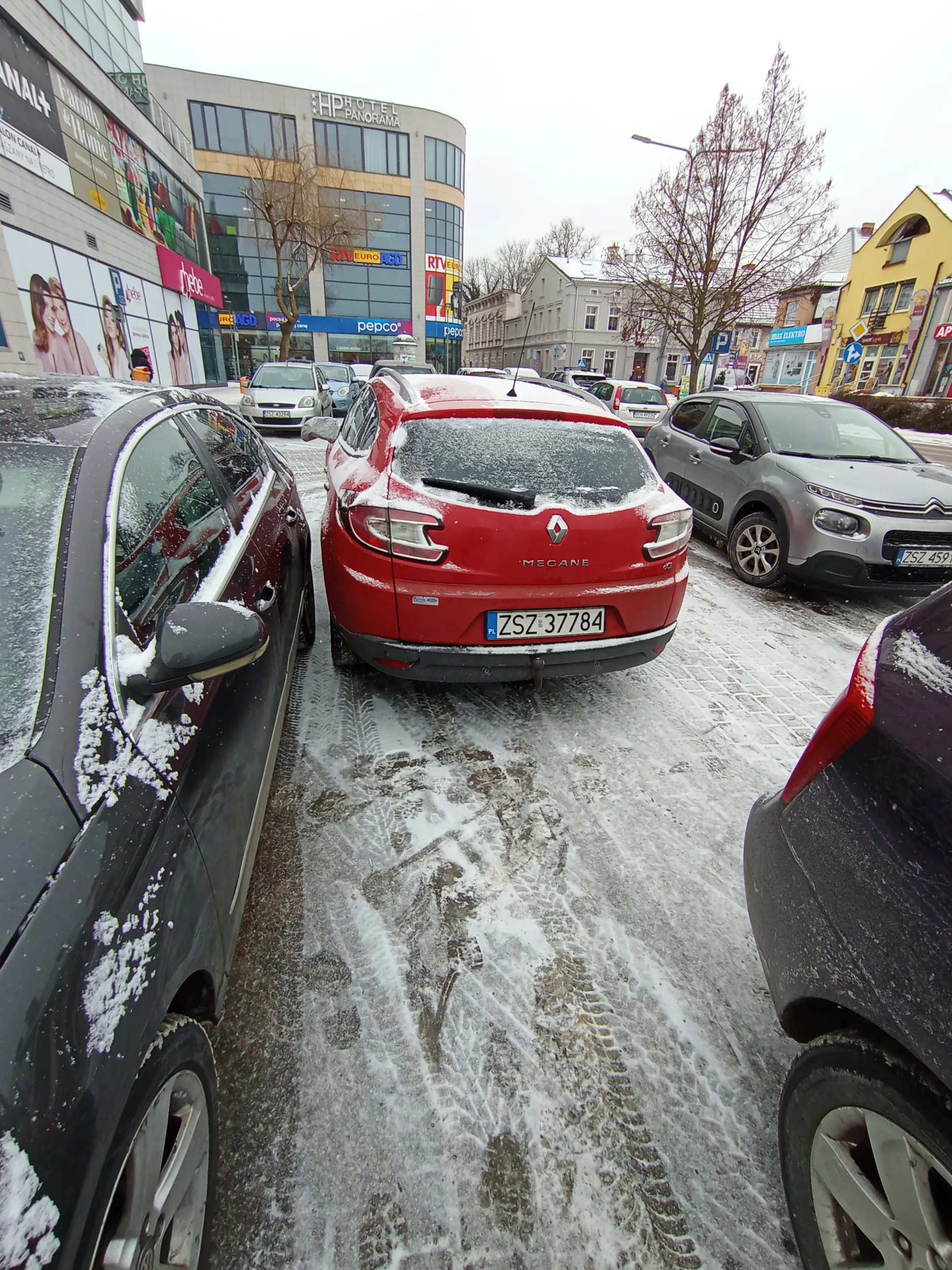 Naucz się parkować w liniach....