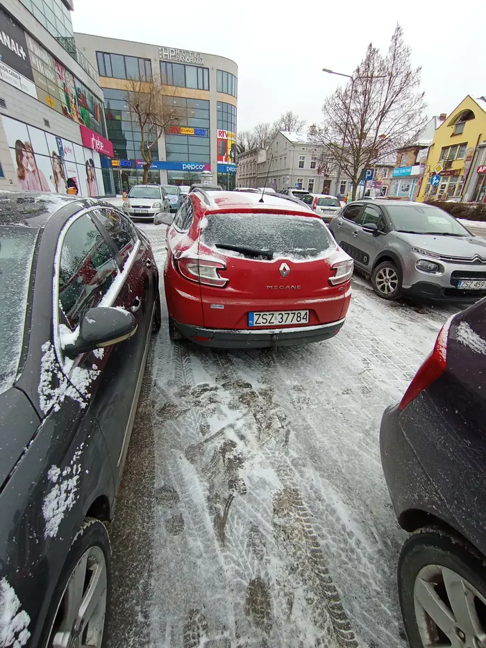 Naucz się parkować w liniach....