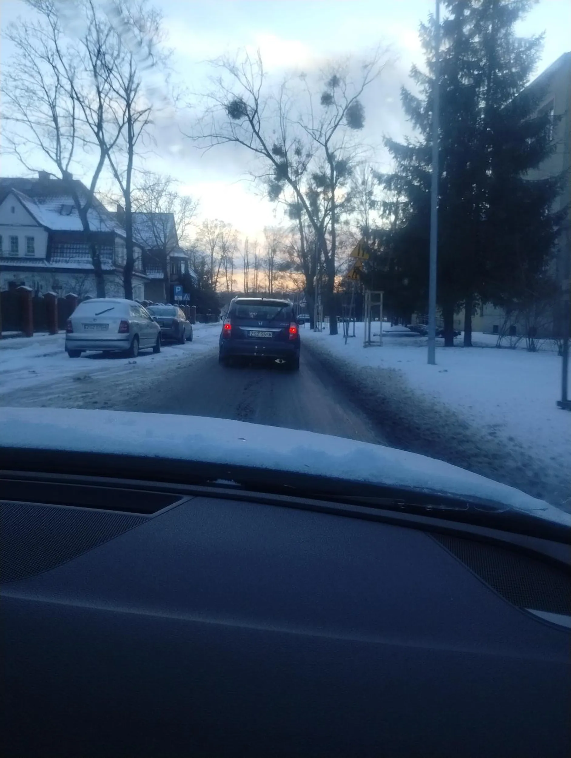 Zjeb się włóczy tak wolno że silnik mi gaśnie nie polecam tego kierowcy