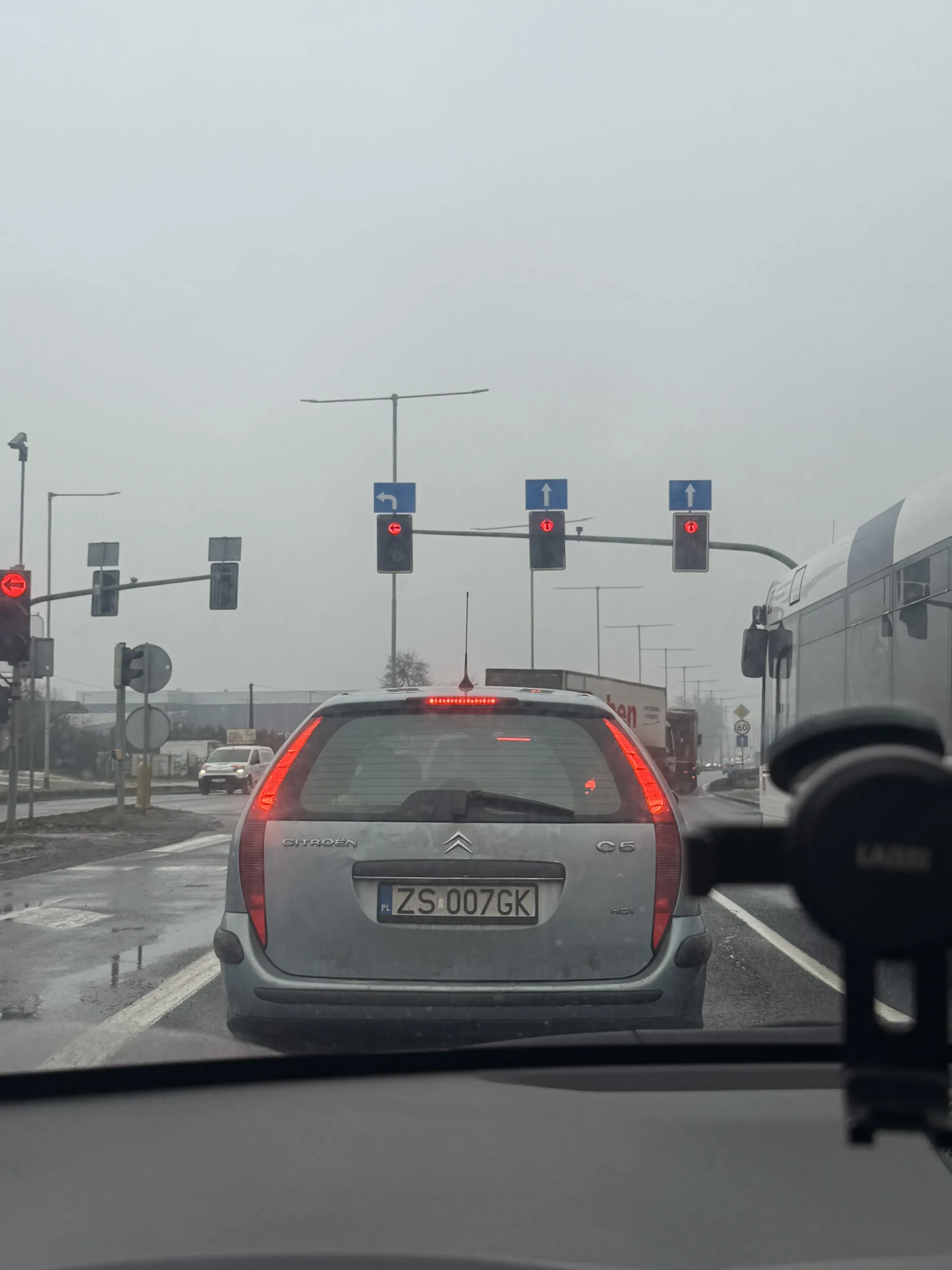 Prawdziwy agent 007. Tak się spieszył na promki do biedronki, że zapomniał pierwszeństwa ustąpić.