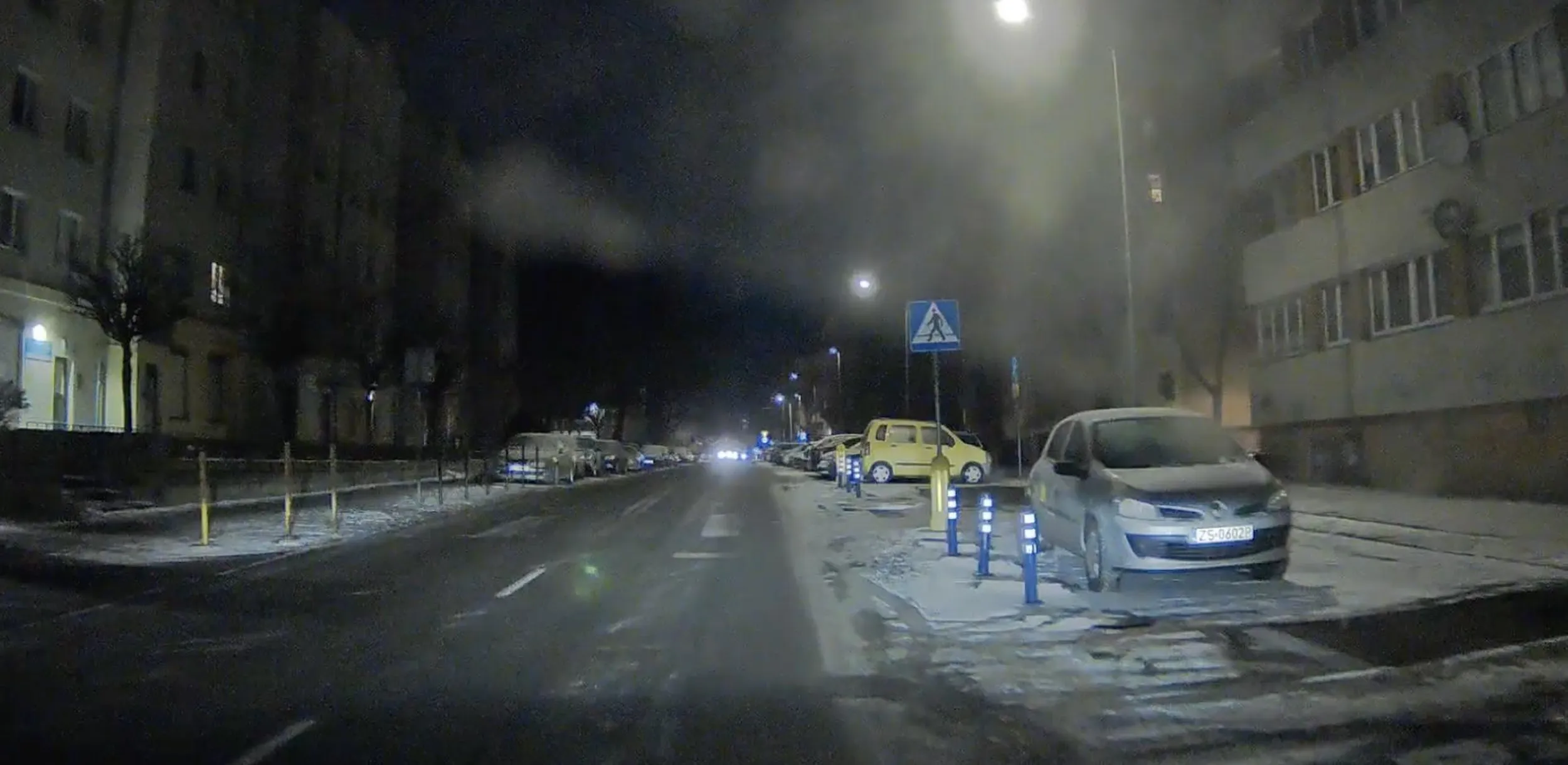 Takie miejsce wygrodzone przez 10 metrów słupkami przed przejściem dla pieszych to parking prawda?