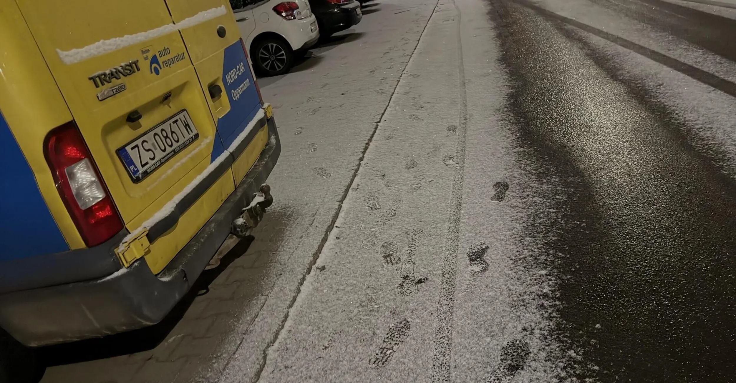 Dbam o bezpieczeństwo pieszych aby nie poślizgnęli się na zaśnieżonym chodniku! Poza tym nikt tędy nie chodzi!