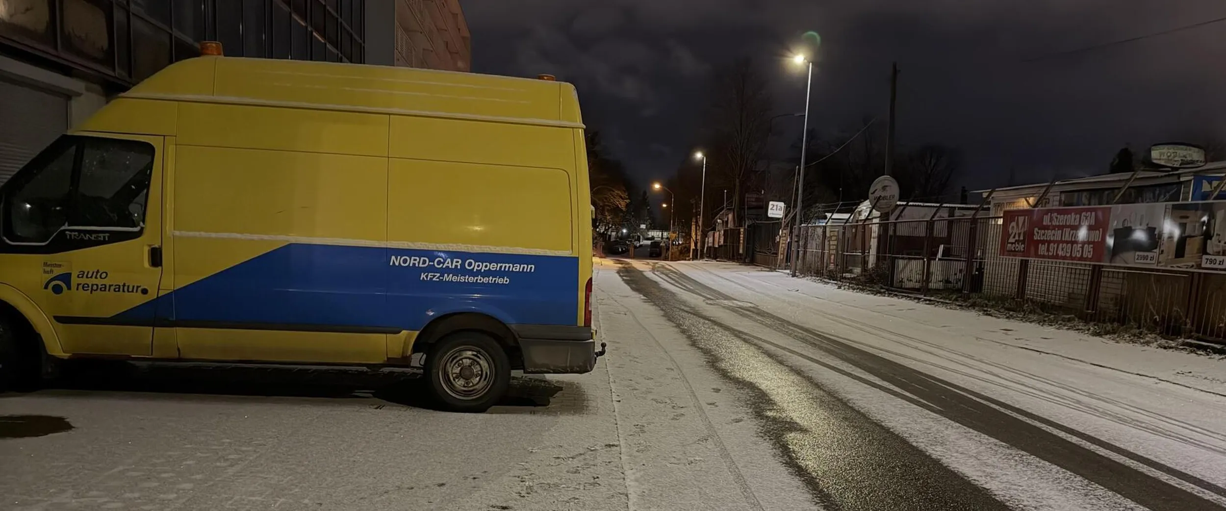 Dbam o bezpieczeństwo pieszych aby nie poślizgnęli się na zaśnieżonym chodniku! Poza tym nikt tędy nie chodzi!