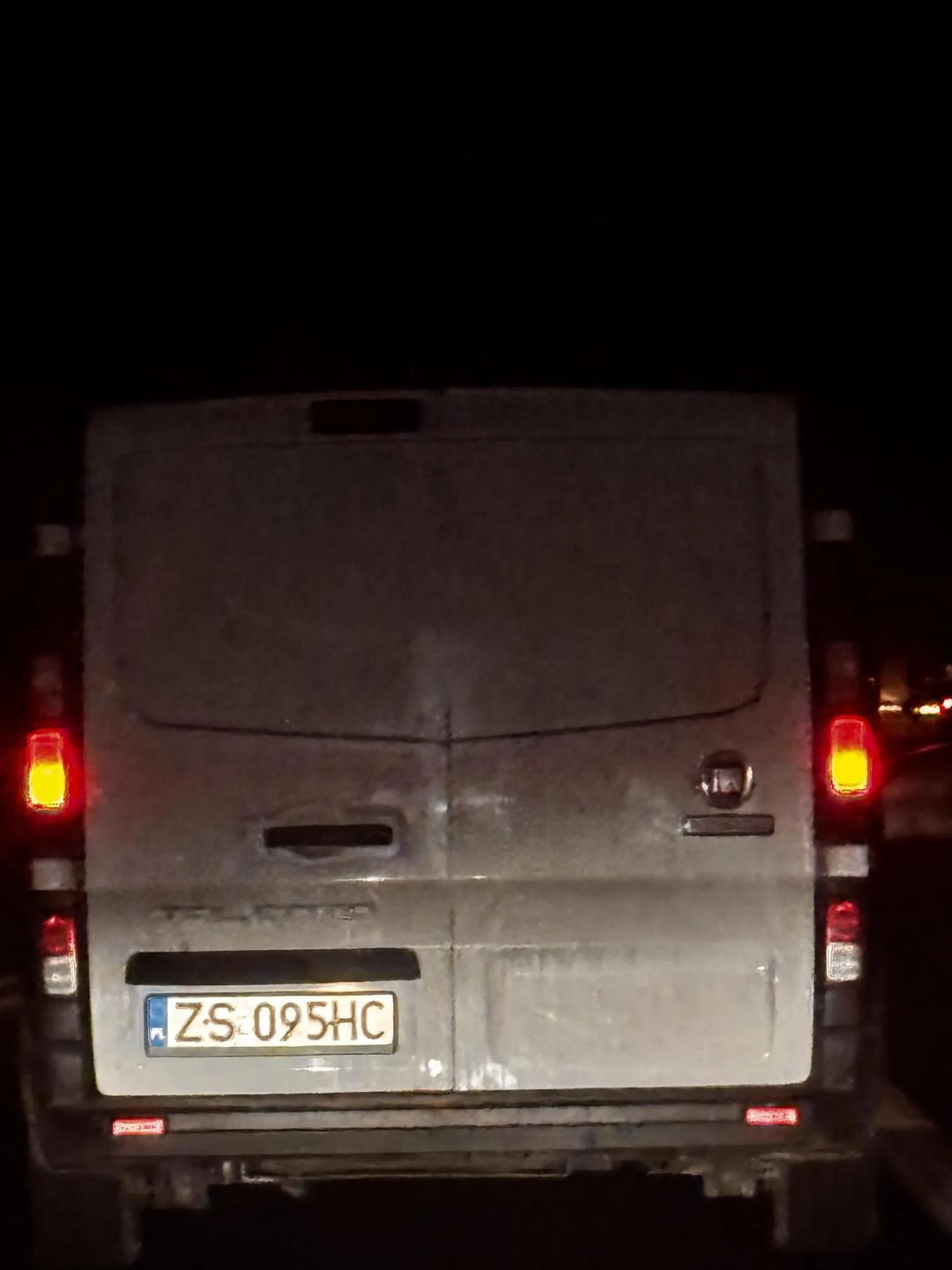 Rzuca pety na inne samochody i gdy się go wyprzedza wyprzedzania wjeżdża w wyprzedzające auto