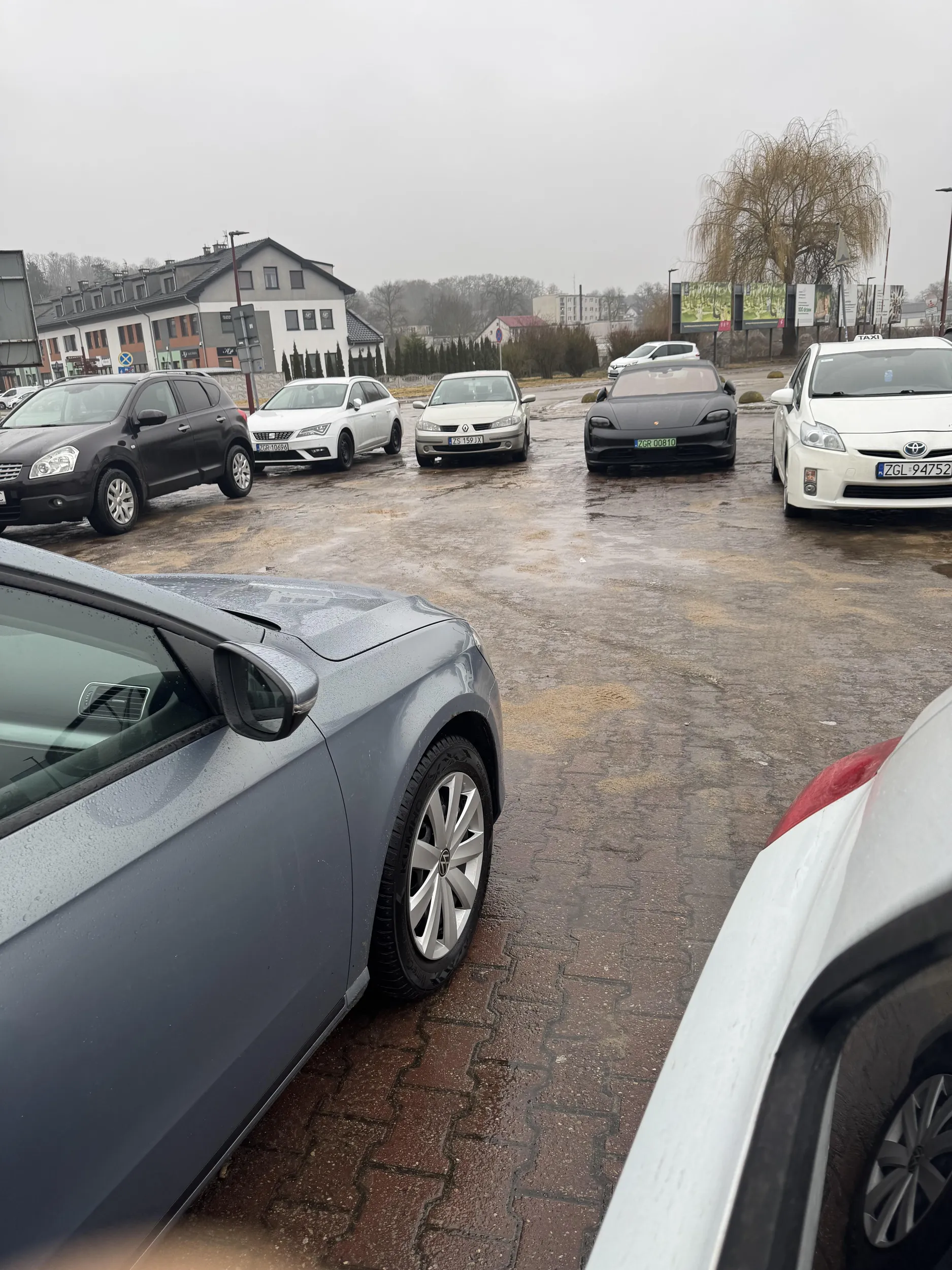 Władca parkingu nie myśli jak samochody przed nim mają wyjechać. Tam jest miejsce na przejazd A NIE PARKING!!!!