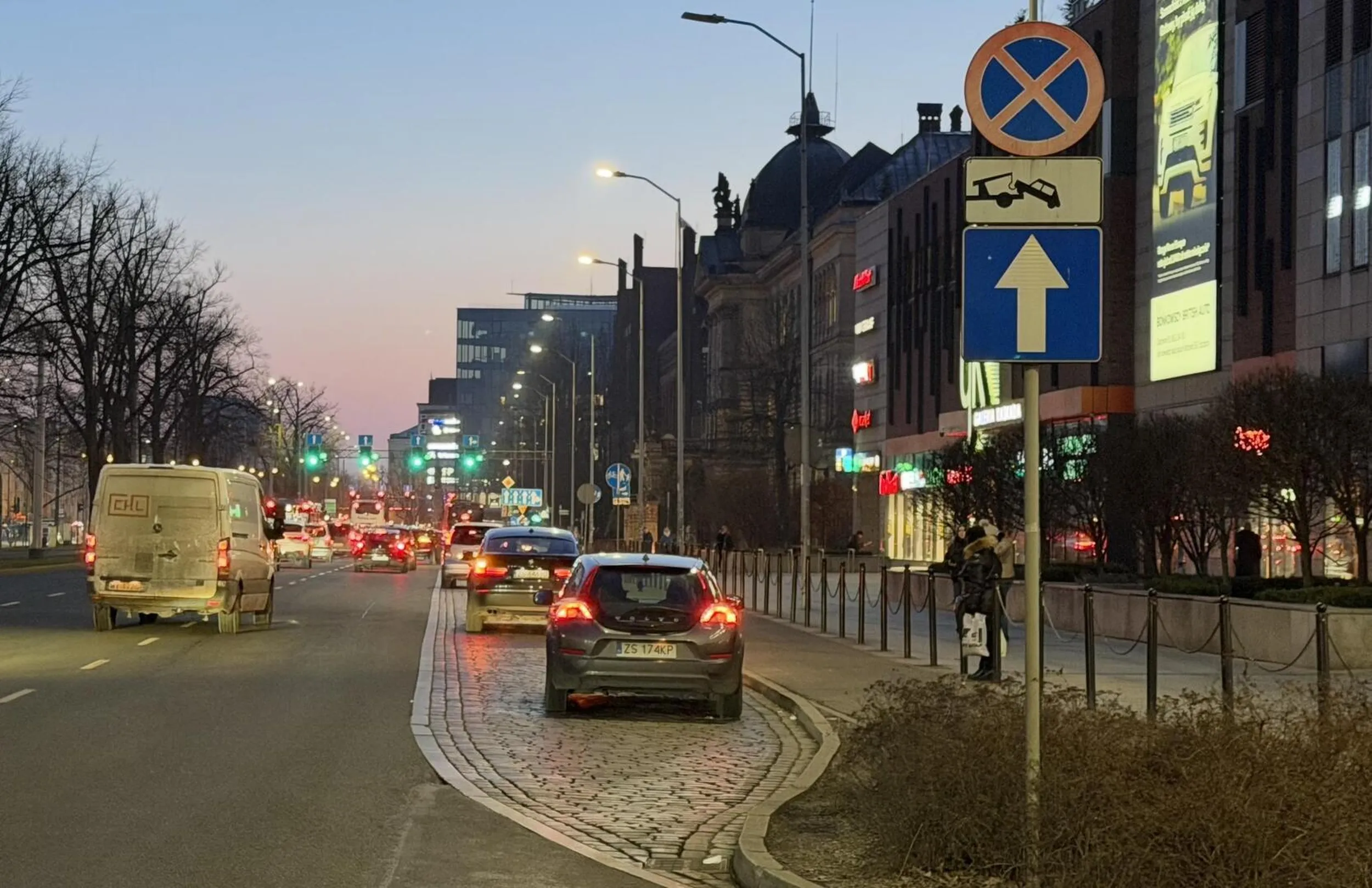 Znowu źle ustawili znaki, przecież widać z daleka że to jest parking!