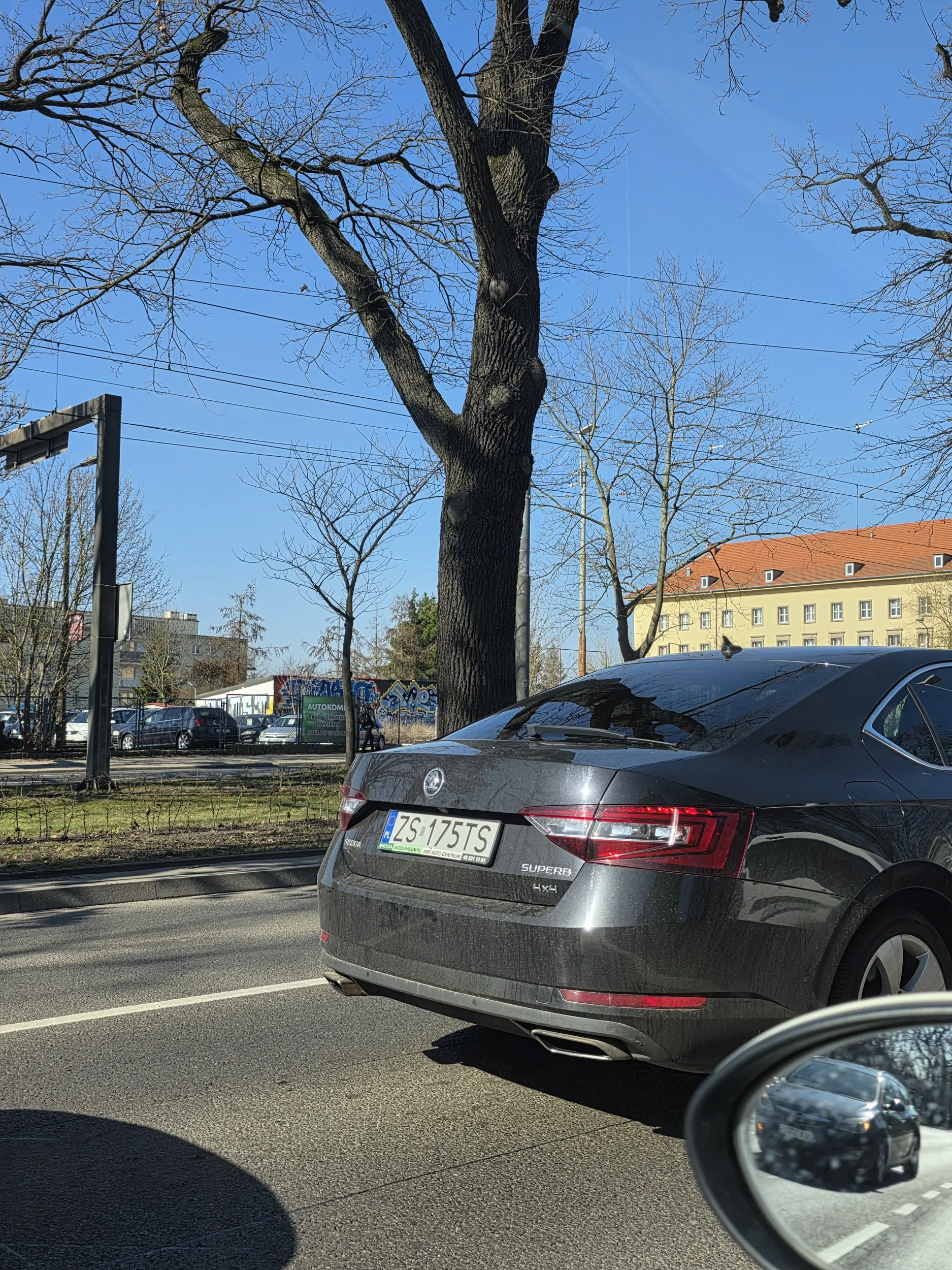 To co ten człowiek wyprawia na drodze, woła o pomstę do nieba. Mamy tu do czynienia z kimś, kto ma ewidentny problem z zapanowaniem nas własnym ego i agresją.Trzykrotnie mnie wyhamował, zajeżdżał drogę i bez przerwy próbował spychać mnie z pasa a to tylko i wyłącznie dlatego,że nie zdążył zmienić totalny pasa szybciej ode mnie.Totalny brak wyobraźni i stwarzanie realnego zagrożenia życia mojego jak i innych uczestników drogi. ​Najsmutniejszy jest jednak jego poziom „kultury”. Wyzywanie kobiet od „kurew” to u niego standard, a własną żonę przy obcych ludziach nazywa „starą”. Szczytem żenady były jego obsceniczne gesty – facet z wielką pasją i wyczuciem pokazywał, jak „lizać pałę” i jak ją „ciągnąć”. Patrząc na to, z jaką wprawą to robił, można odnieść wrażenie, że jego orientacja jest zupełnie inna, niż mu się wydaje, a agresją wobec kobiet próbuje tylko zagłuszyć własną frustracją. ​Finał był taki, że ten „wielki kozak” próbował wysiąść z auta, żeby bić się z kobietami. Facet jest nieb