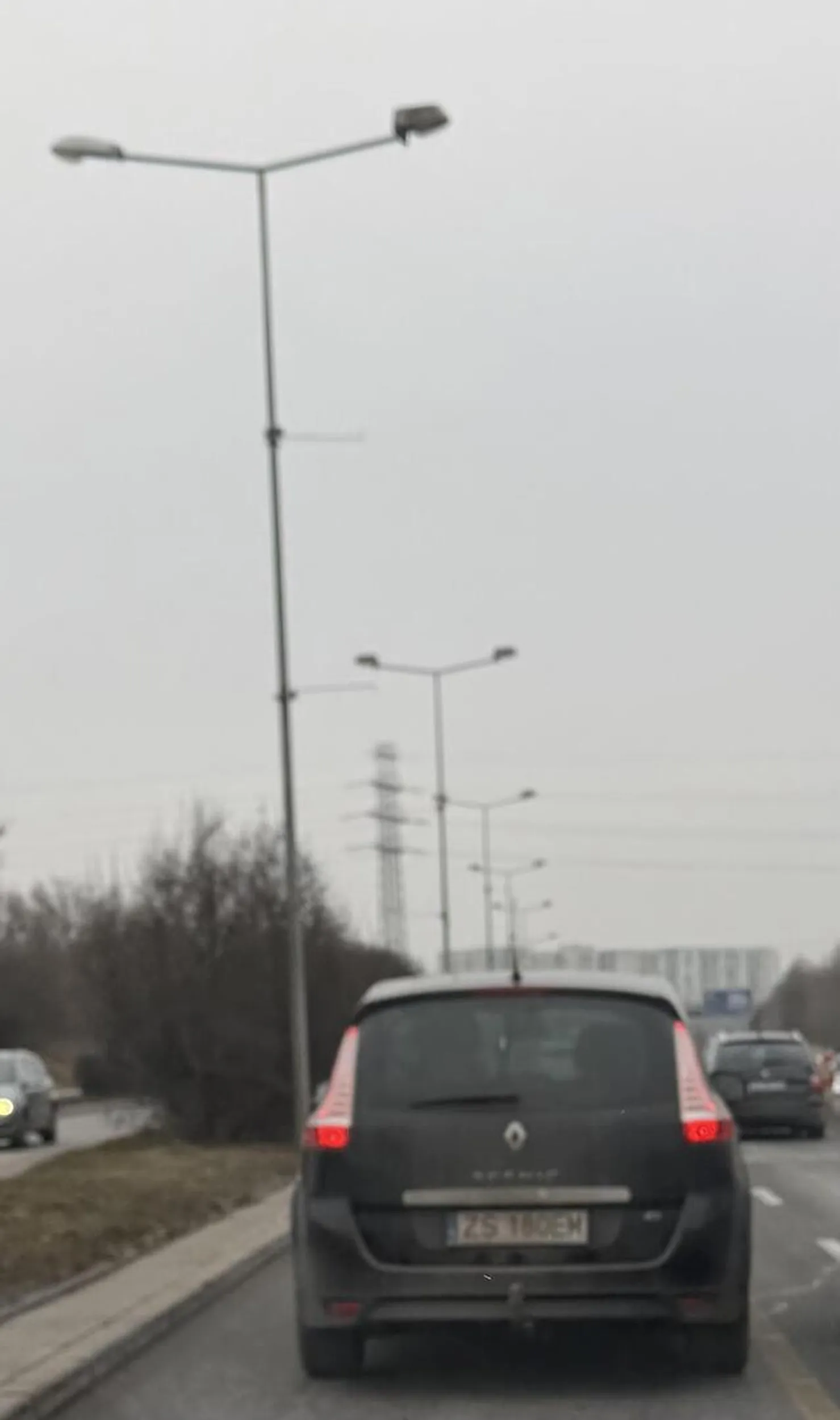 Zajeżdża drogę, utrudnia celowo jazdę stwarzając zagrożenie na drodze