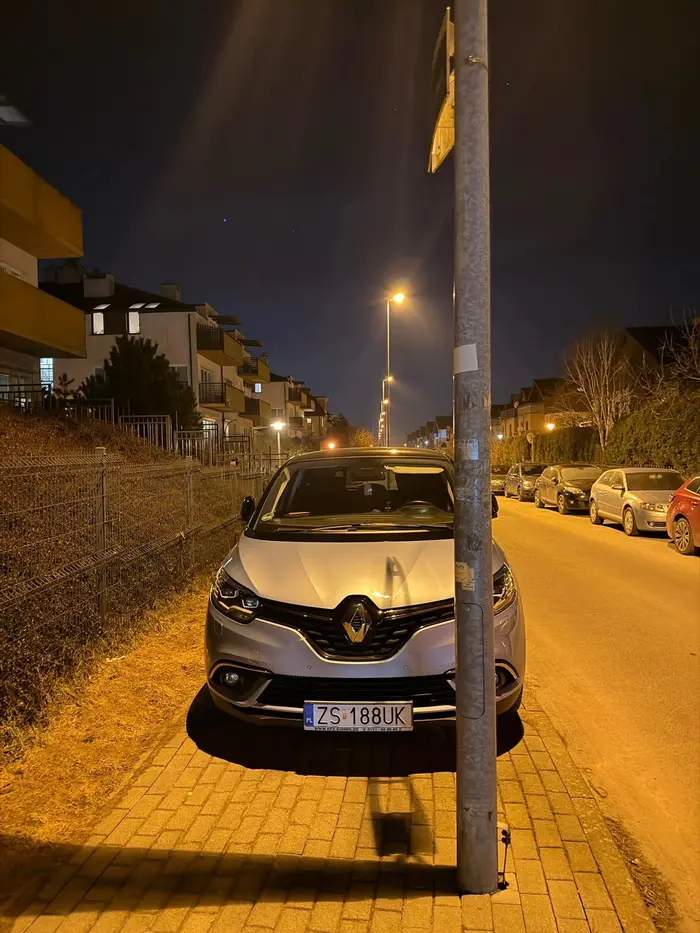 Matoł zastawia chodnik mając gdzieś pieszych...